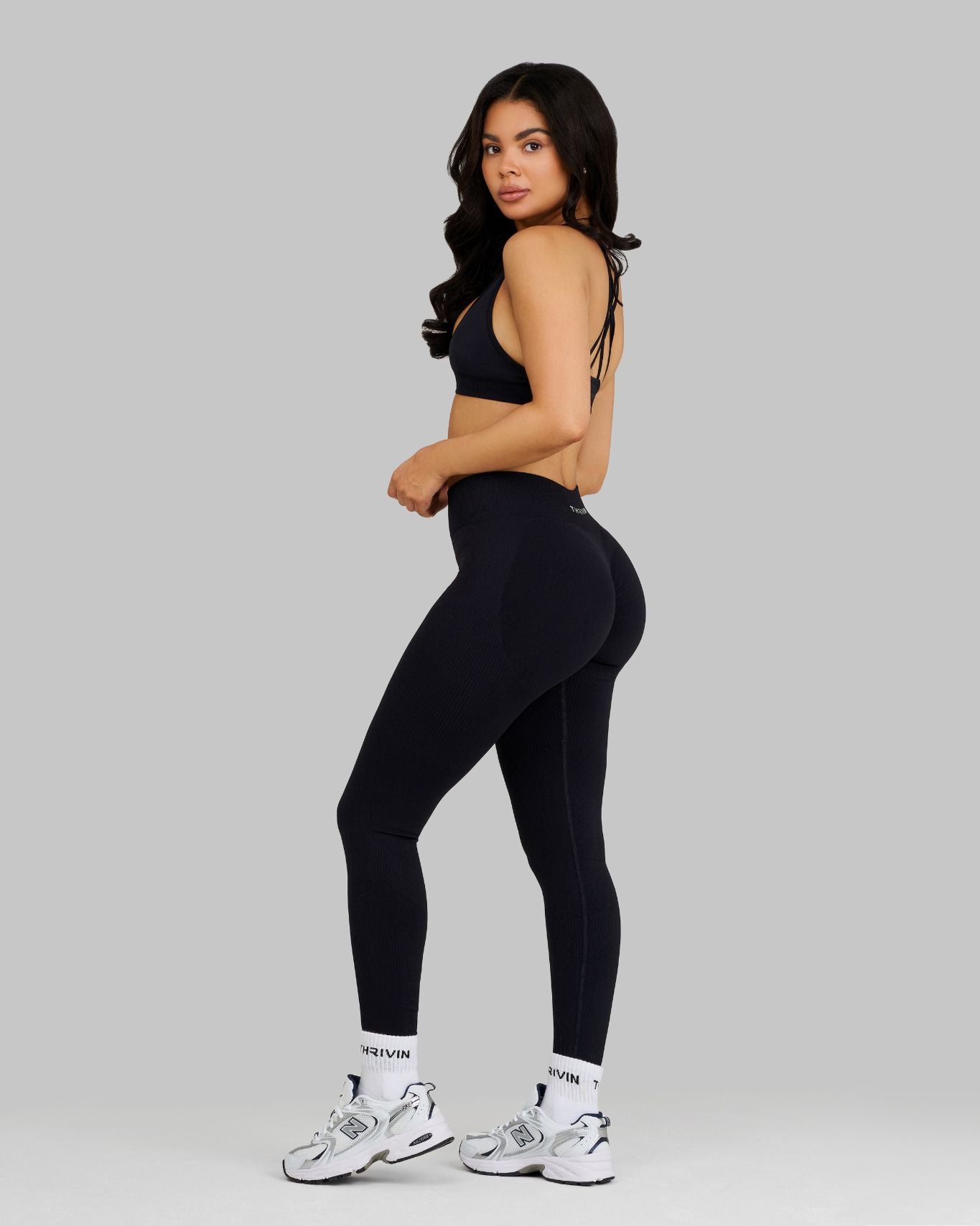 Elevate™ Leggins de Modelado de Cintura Media con Fruncido en las Piernas | Negro Noche