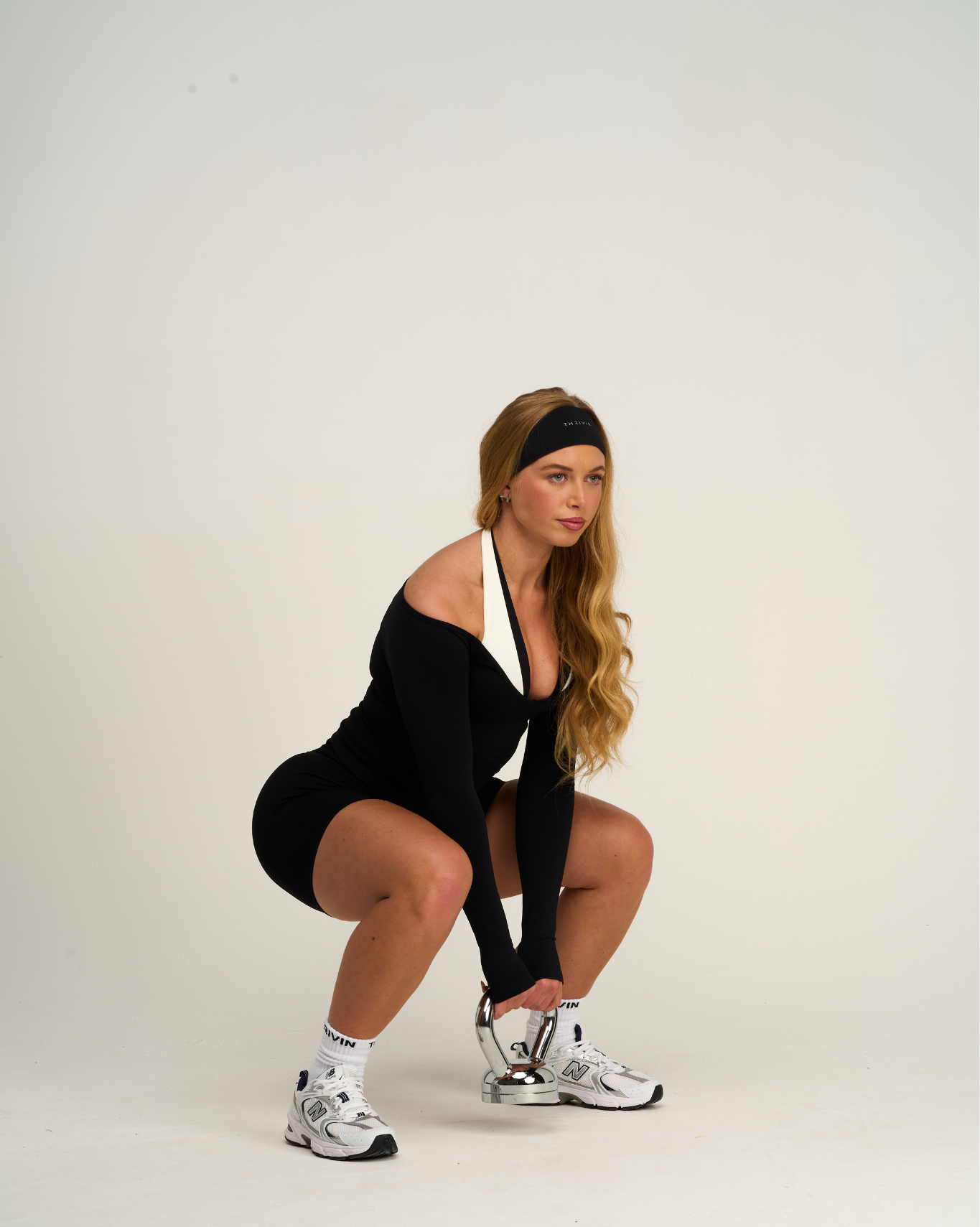 La Colección Esencial Diadema con Logotipo Cromado | Negro Noche