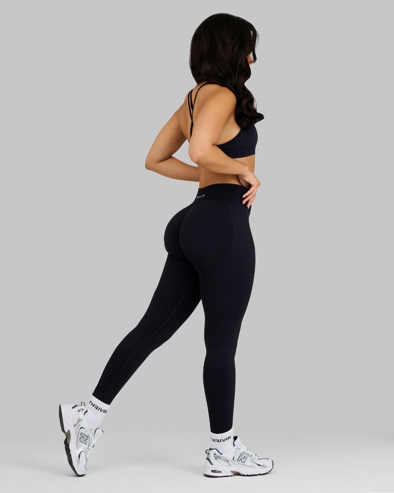 Elevate™ Leggins de Modelado de Cintura Media con Fruncido en las Piernas | Negro Noche