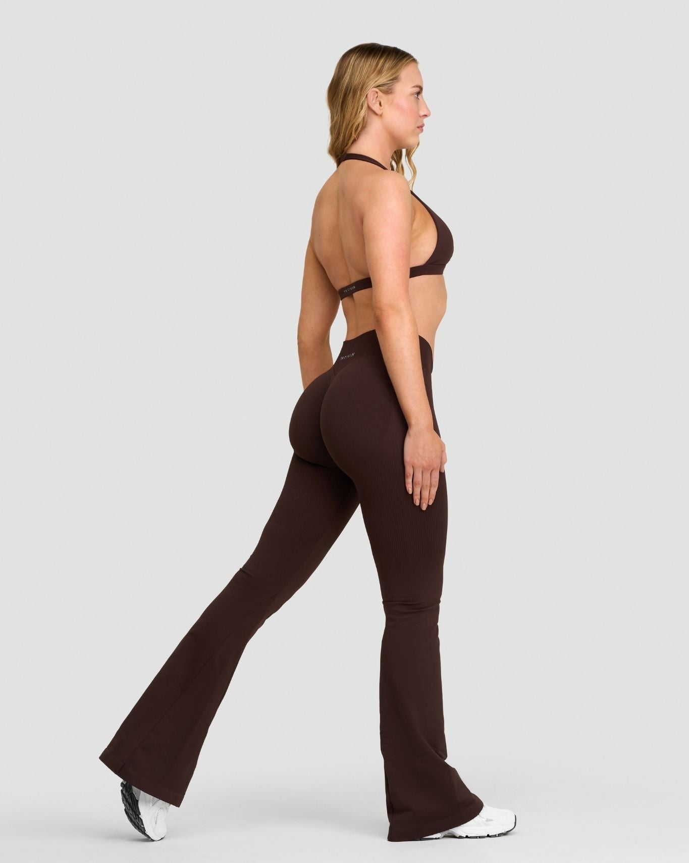 Elevate™ Cintura Media en V de modelado campana con frunce | Café