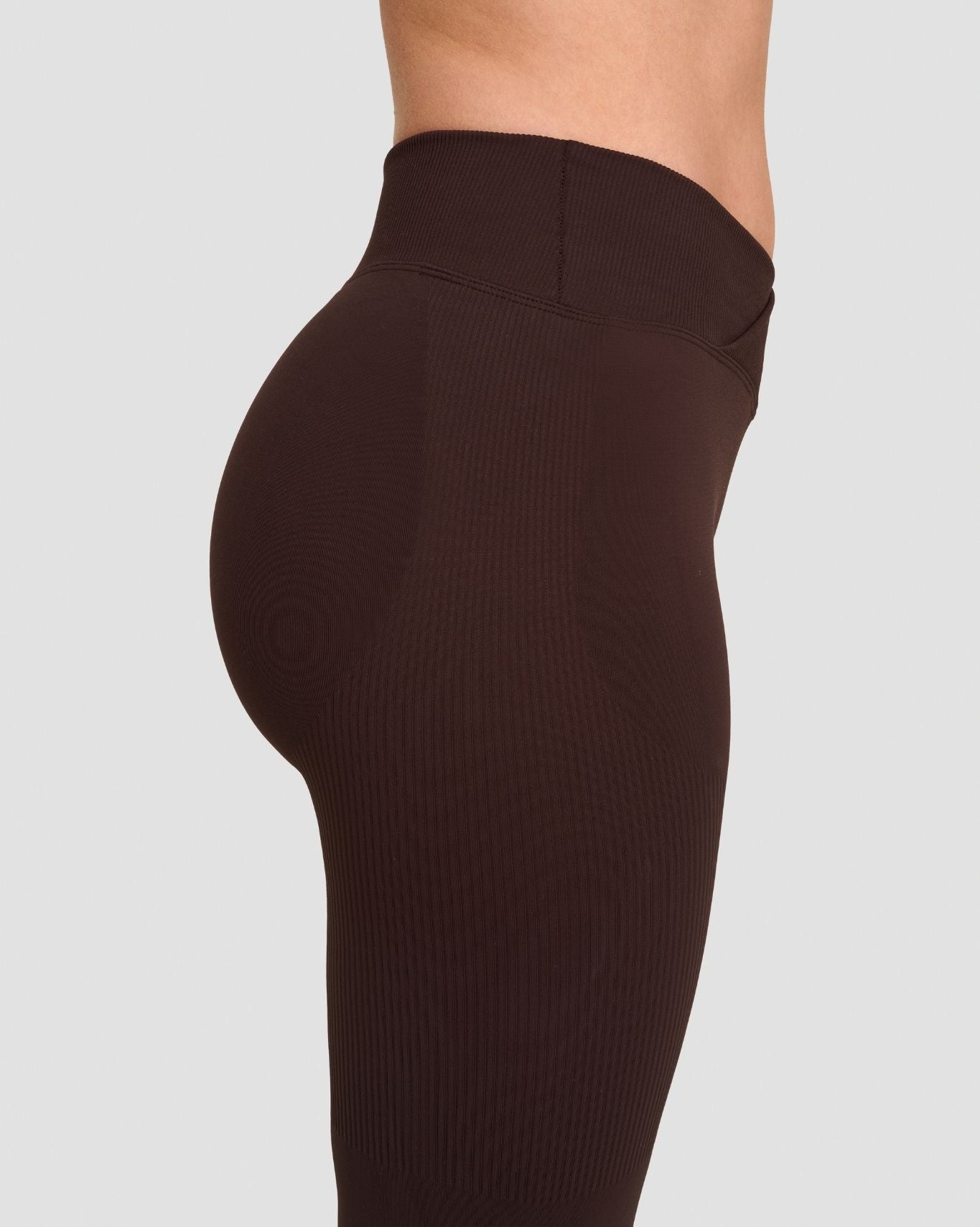 Elevate™ Cintura Media en V de modelado campana con frunce | Café