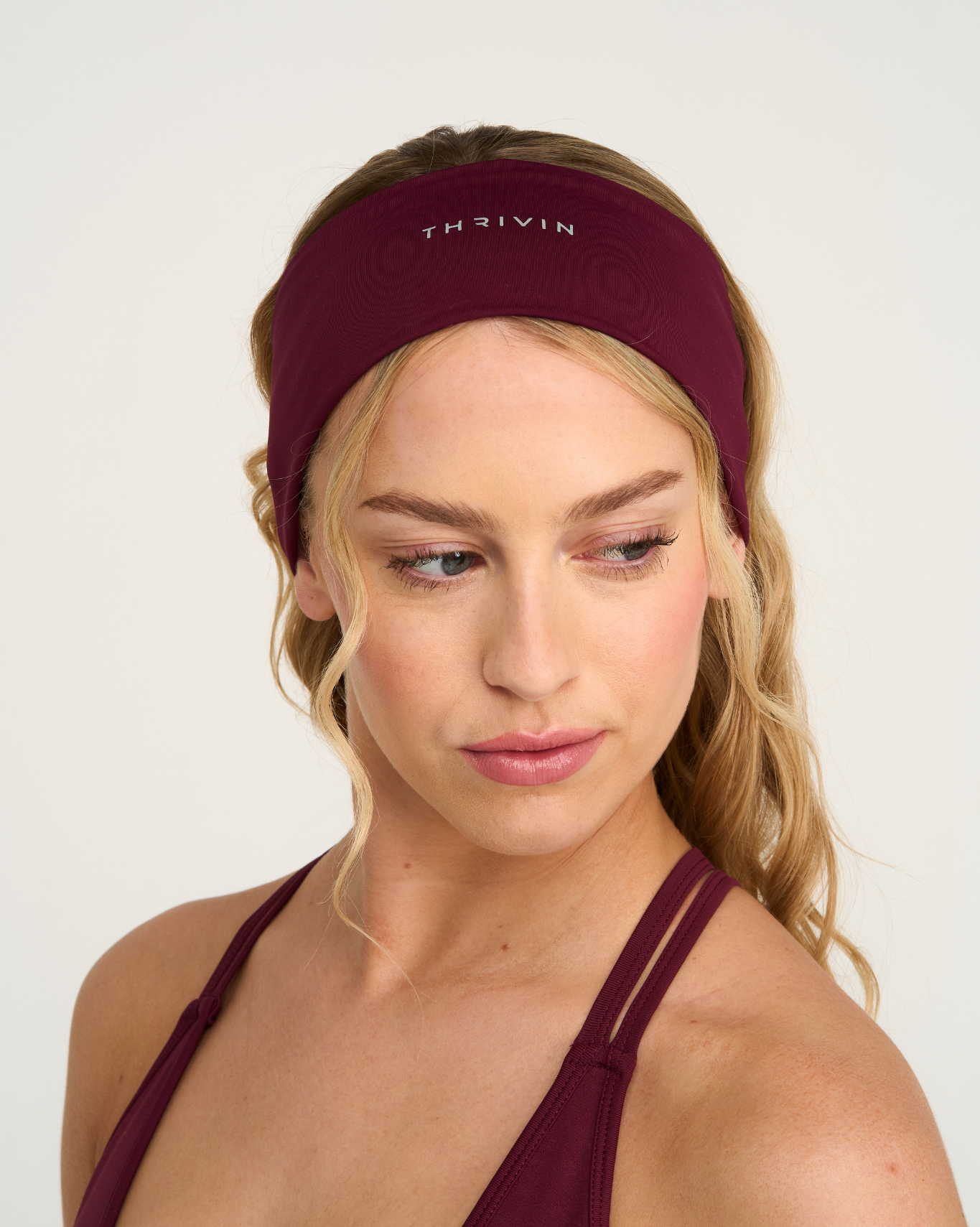 La Colección Esencial Diadema con Logo de Cromo | Merlot