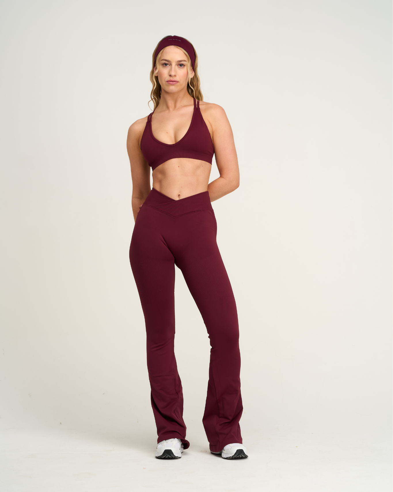 La Colección Esencial Diadema con Logo de Cromo | Merlot