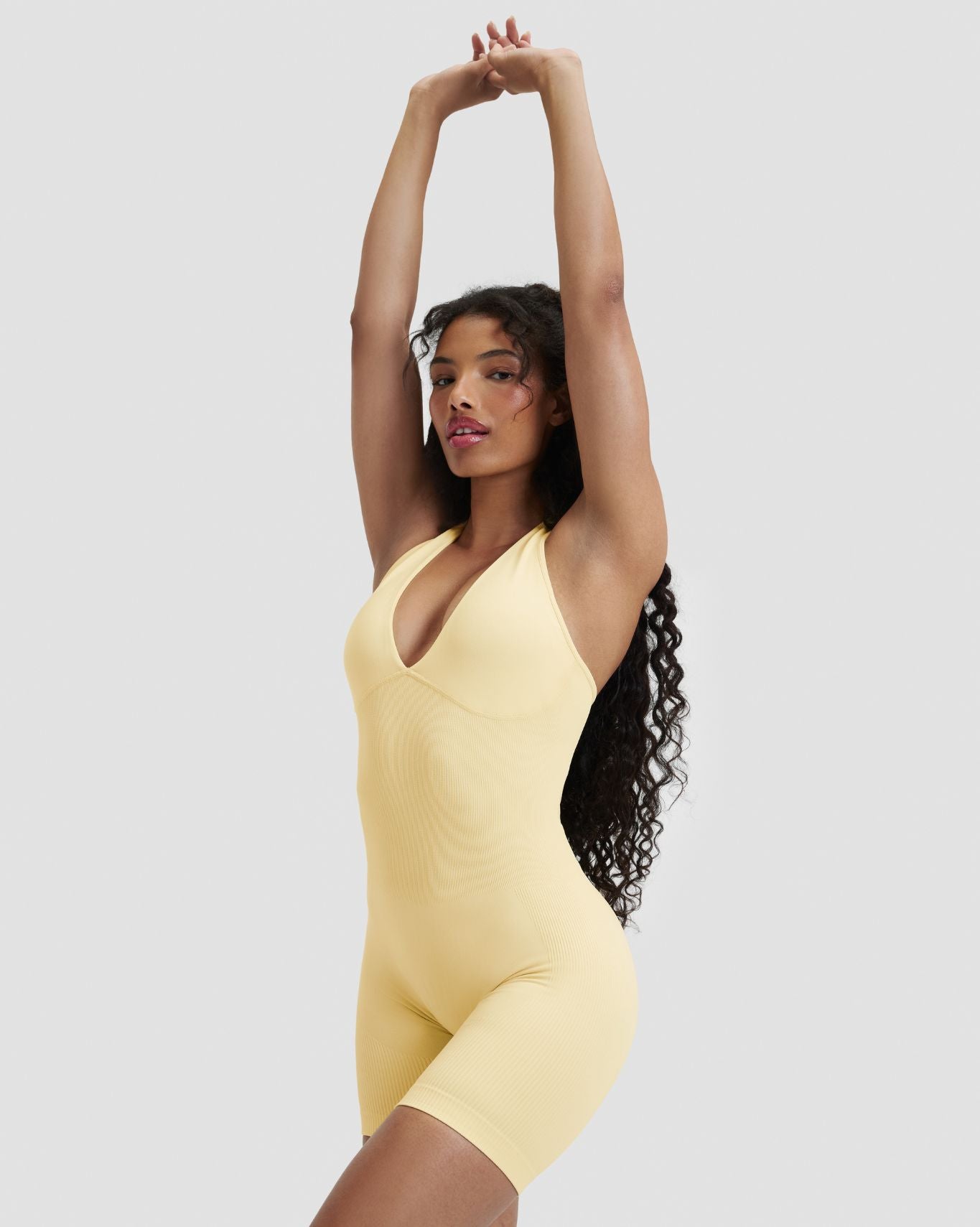 Elevate™ Moldeador Todo en Uno con Escote Halter | Mantequilla Dorada