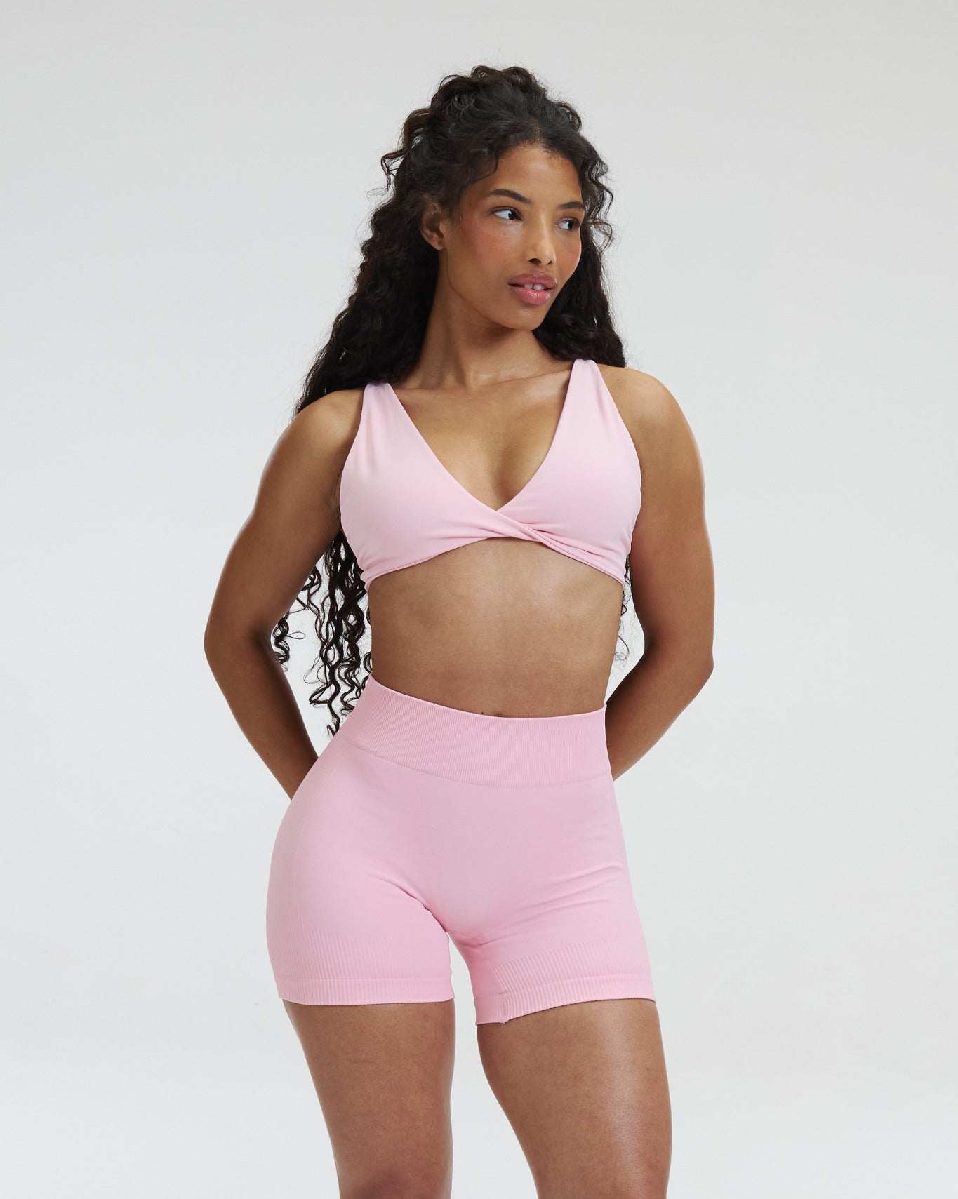 Elevate™ Pantalones cortos esculturales de cintura media con fruncido | Rosa de algodón