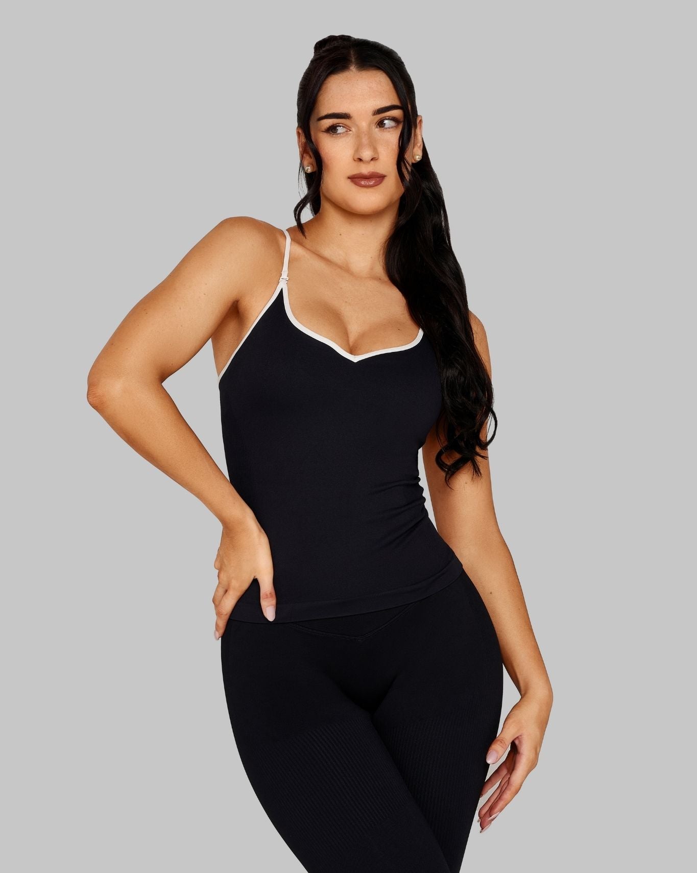 Musculosa con Contorno y Escote Corazón | Negro Noche