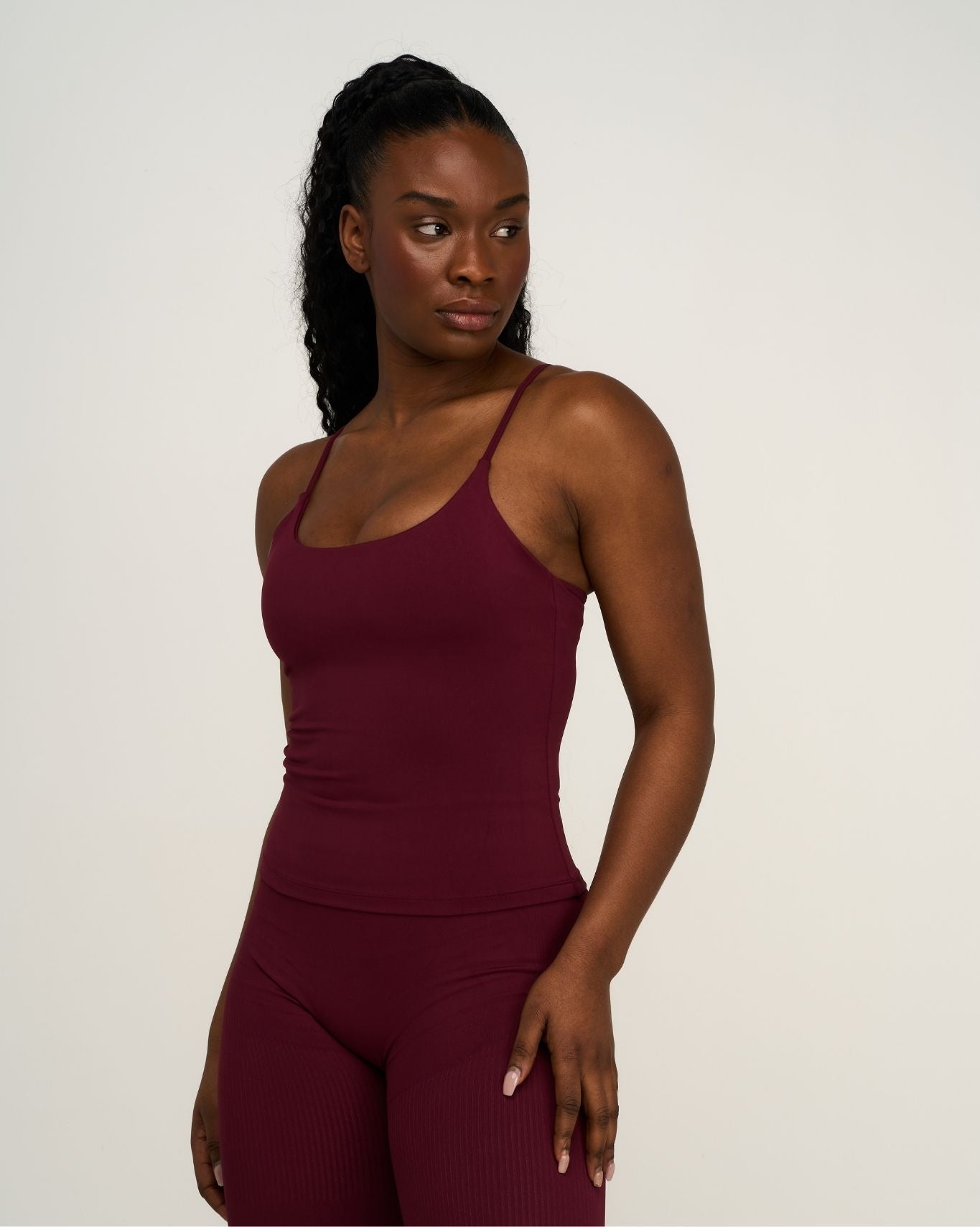 Elevate™ Cami Moldeador Sin Costuras con Escote Redondo Bajo | Merlot