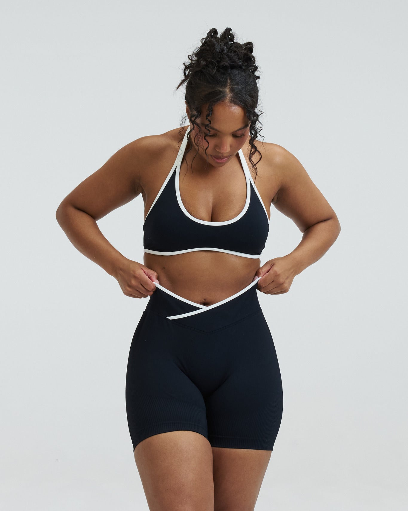 Elevate™ Outline Short Scrunch Shorts | Night Black