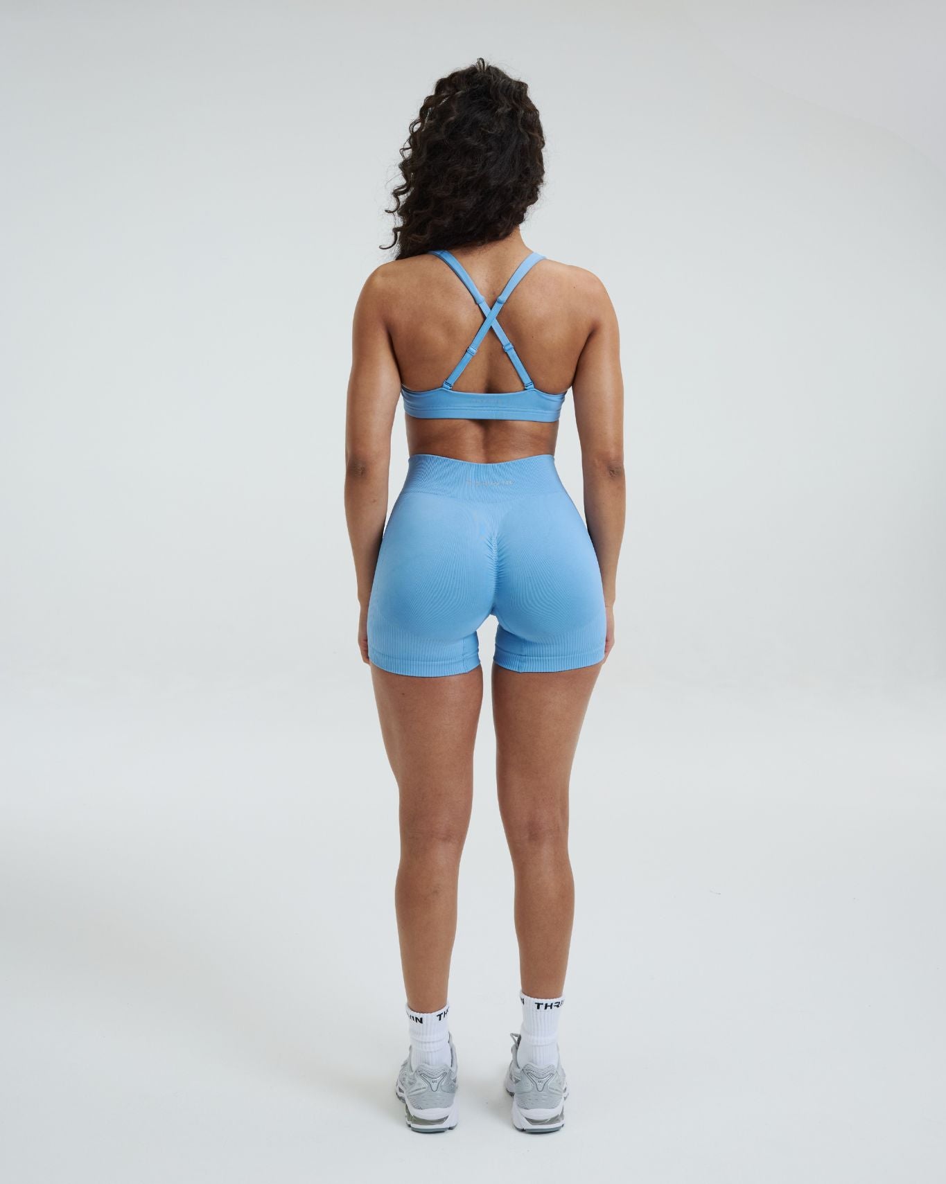Elevate™ Shorts Cortos con Arrugas de Cintura Media Moldeadora | Endless Sky