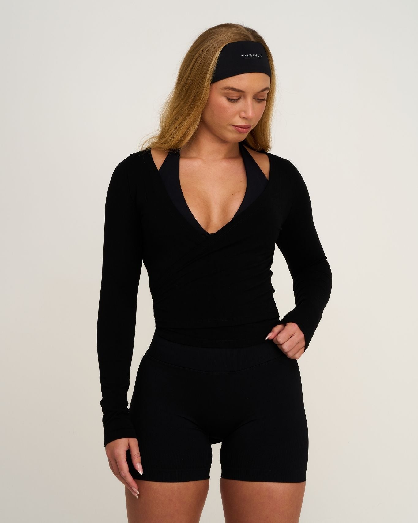 La Colección Esencial Diadema con Logotipo Cromado | Negro Noche