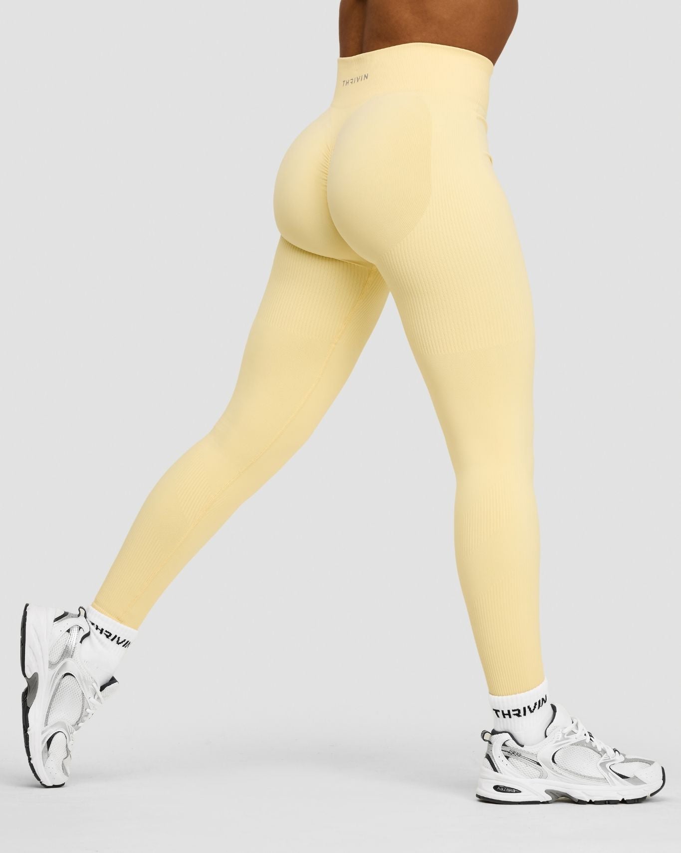 DeliciousTaylormade ブラスパウダーゴールド　マルチレイヤー Sculpting Mid Waist Scrunch Bum Leggings - Golden Butter | Thrivin
