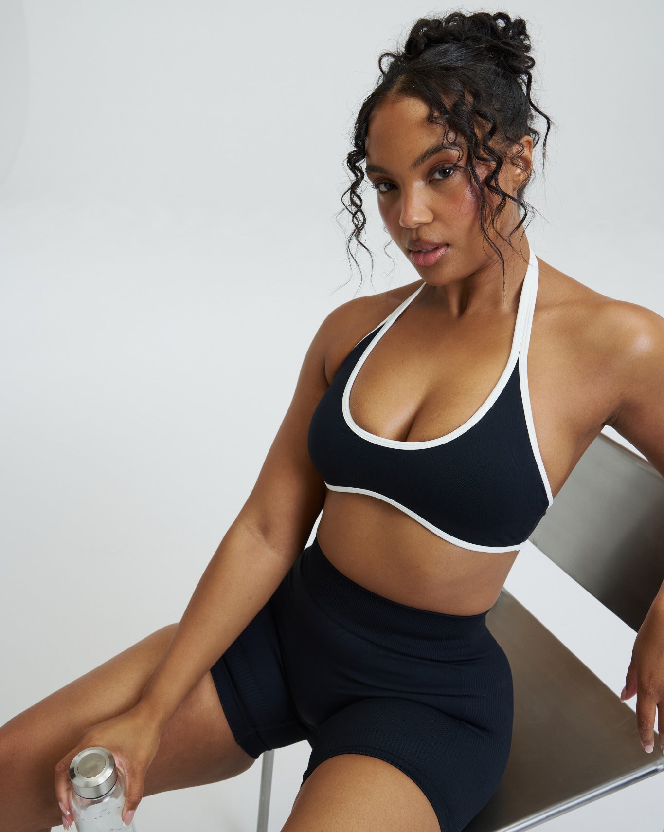Elevate™ Shorts Modelantes de Cintura Media con Detalle Arrugado | Negro Noche
