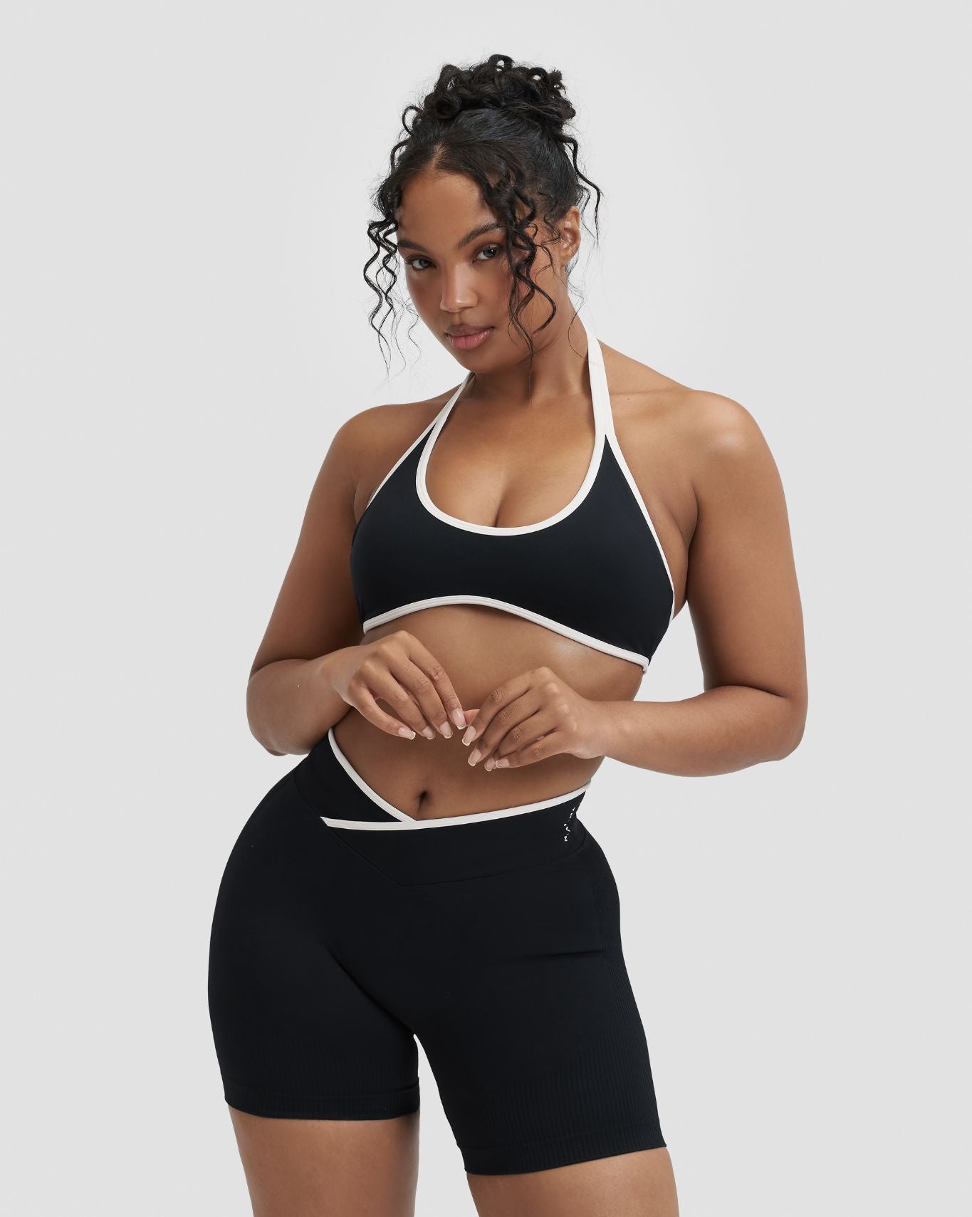 Elevate™ Outline Short Scrunch Shorts | Night Black
