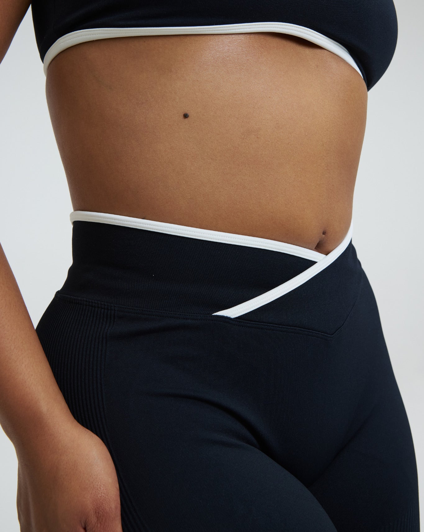 Elevate™ Outline V High Waist Leggings | Night Black