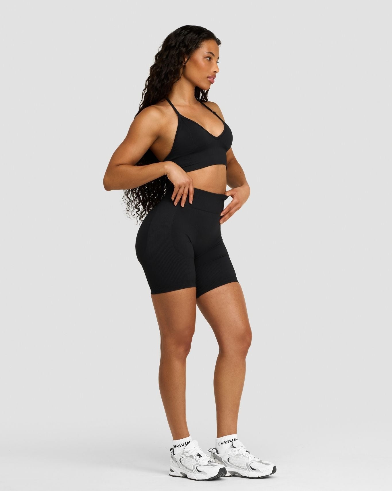 Elevate™ Shorts de Modelado de Cintura Media con Fruncido | Negro Noche