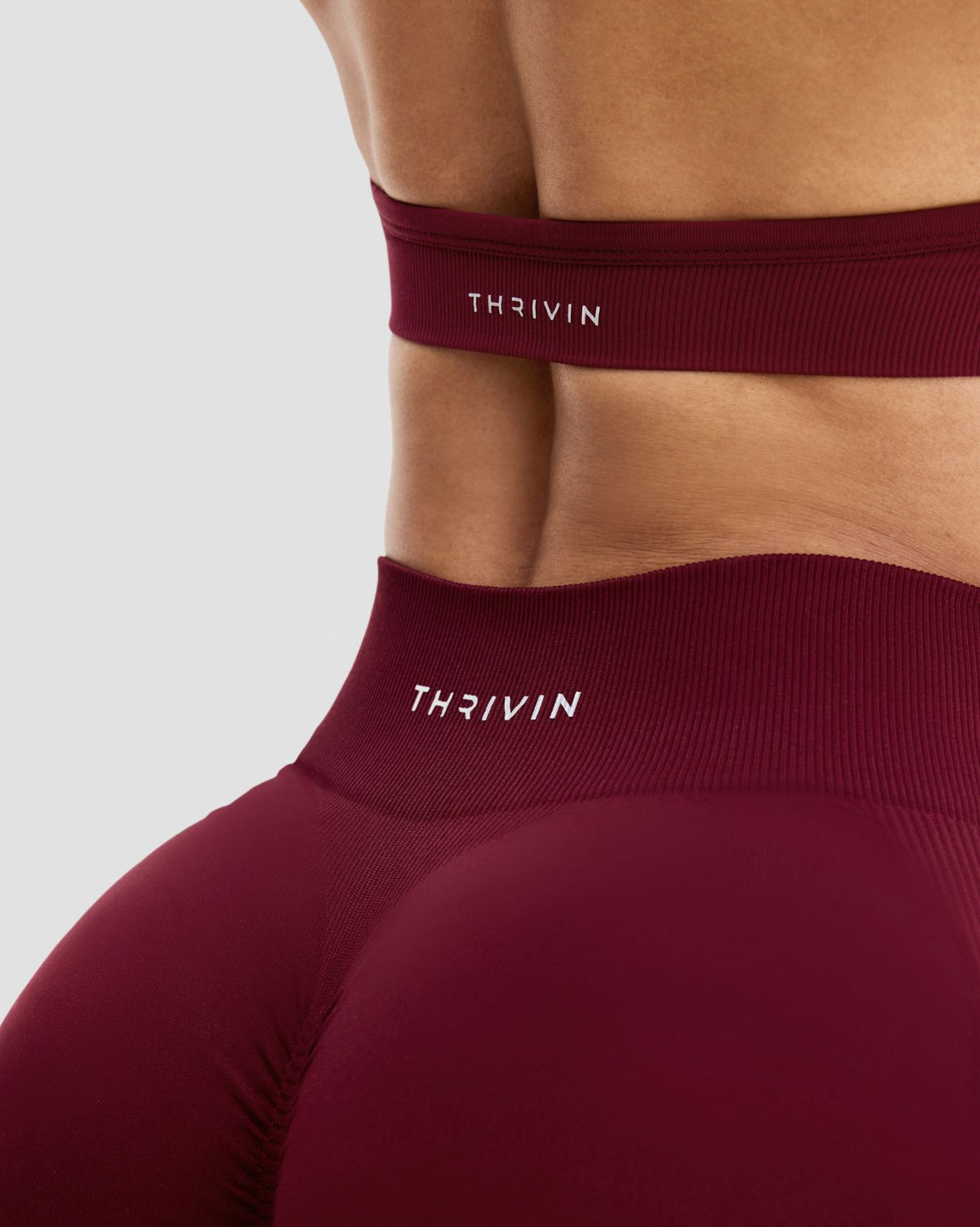 Elevate™ Cortos más cortos de cintura media modelados con efecto scrunch | Vino Tinto