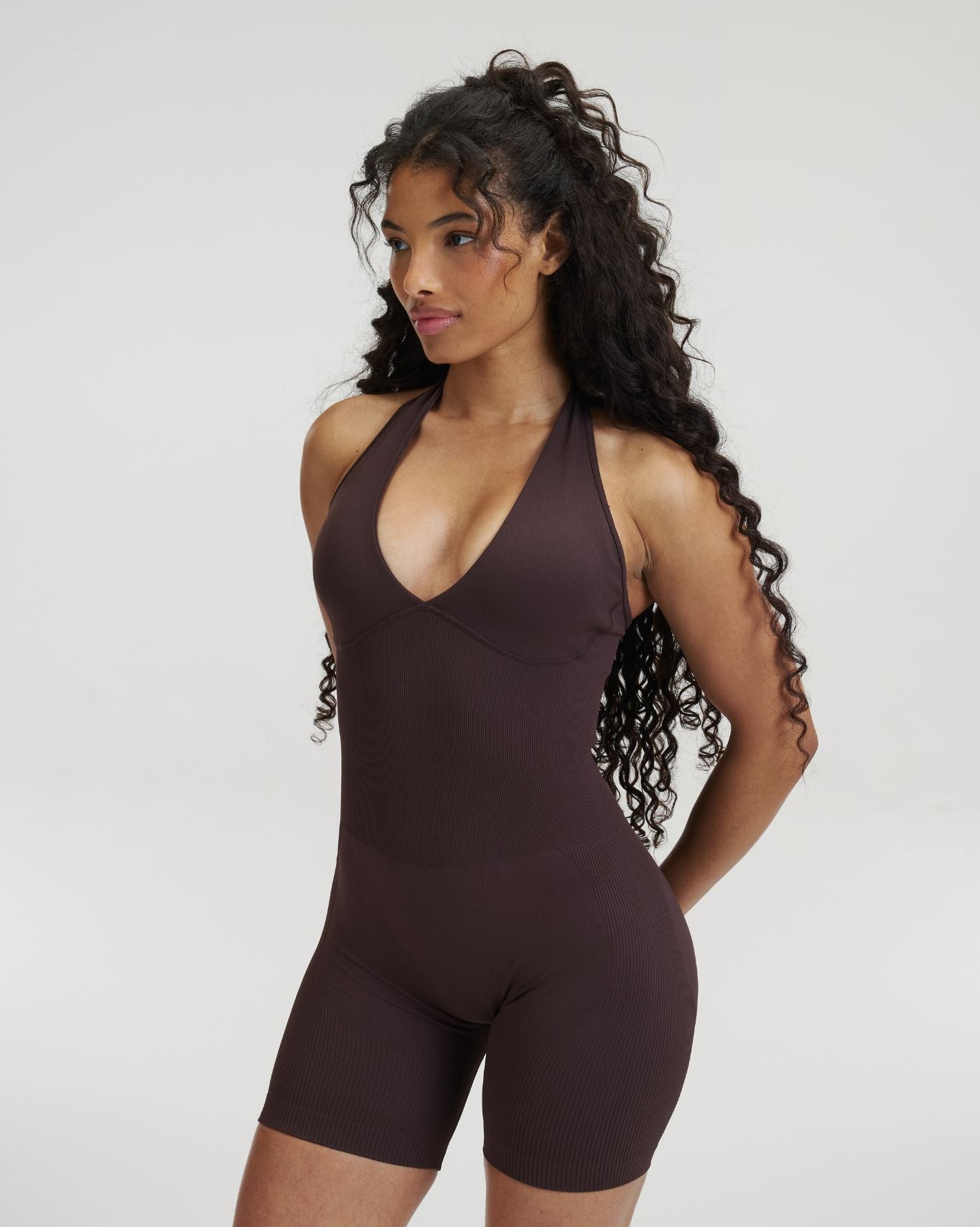 Elevate™ Todo en Uno Moldeador con Escote Halter | Café