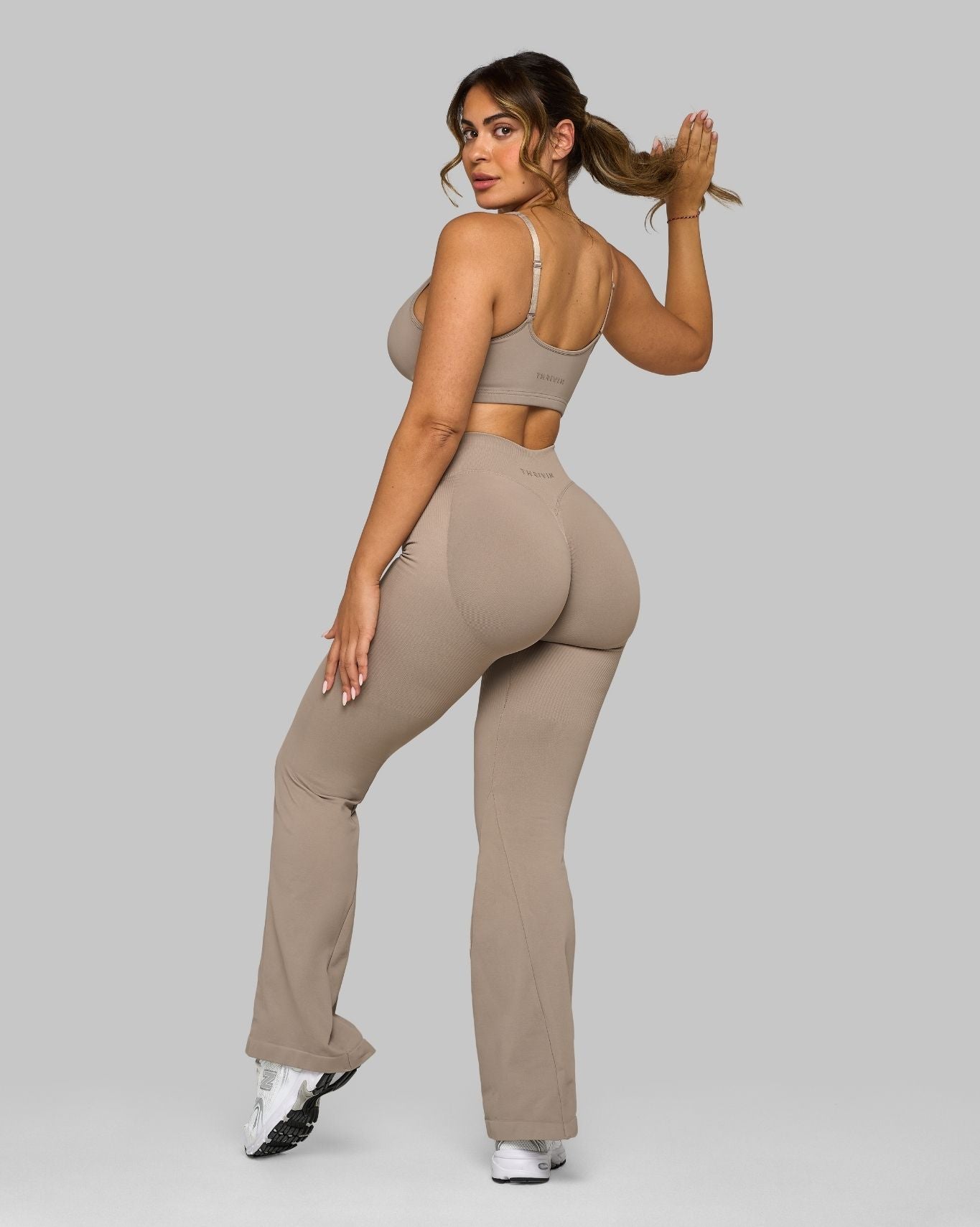 Elevate™ Moldeador Pantalón Campana con Detalle de Arruga en la Cintura V Media | Latte