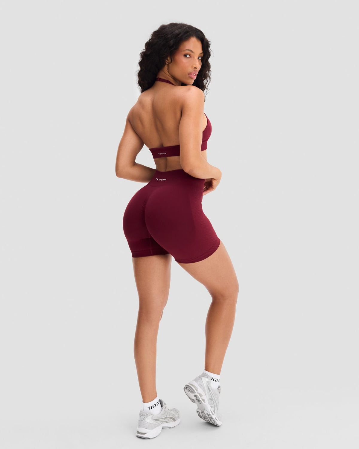 Elevate™ Cortos más cortos de cintura media modelados con efecto scrunch | Vino Tinto