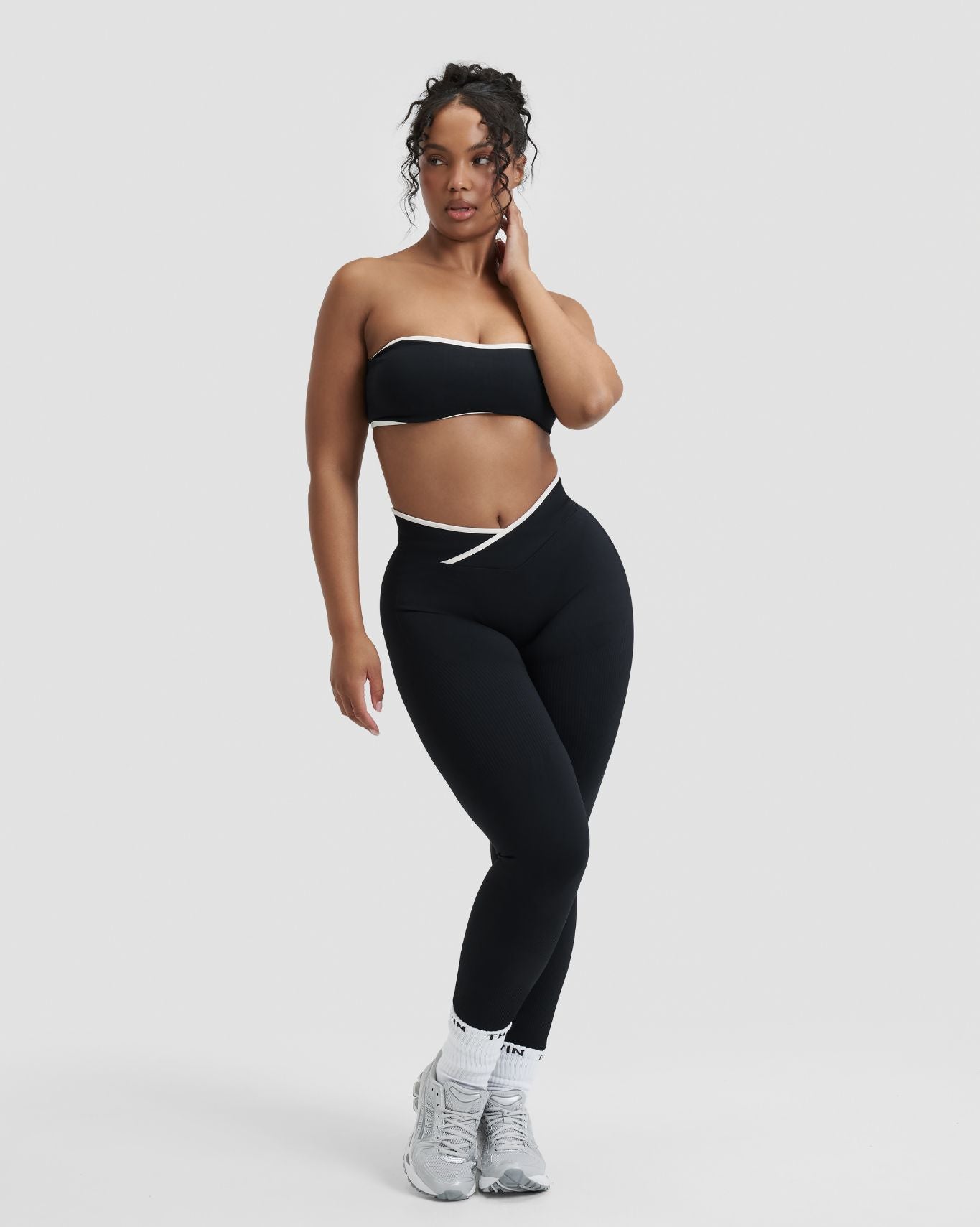Elevate™ Outline Bandeau Bra | Night Black