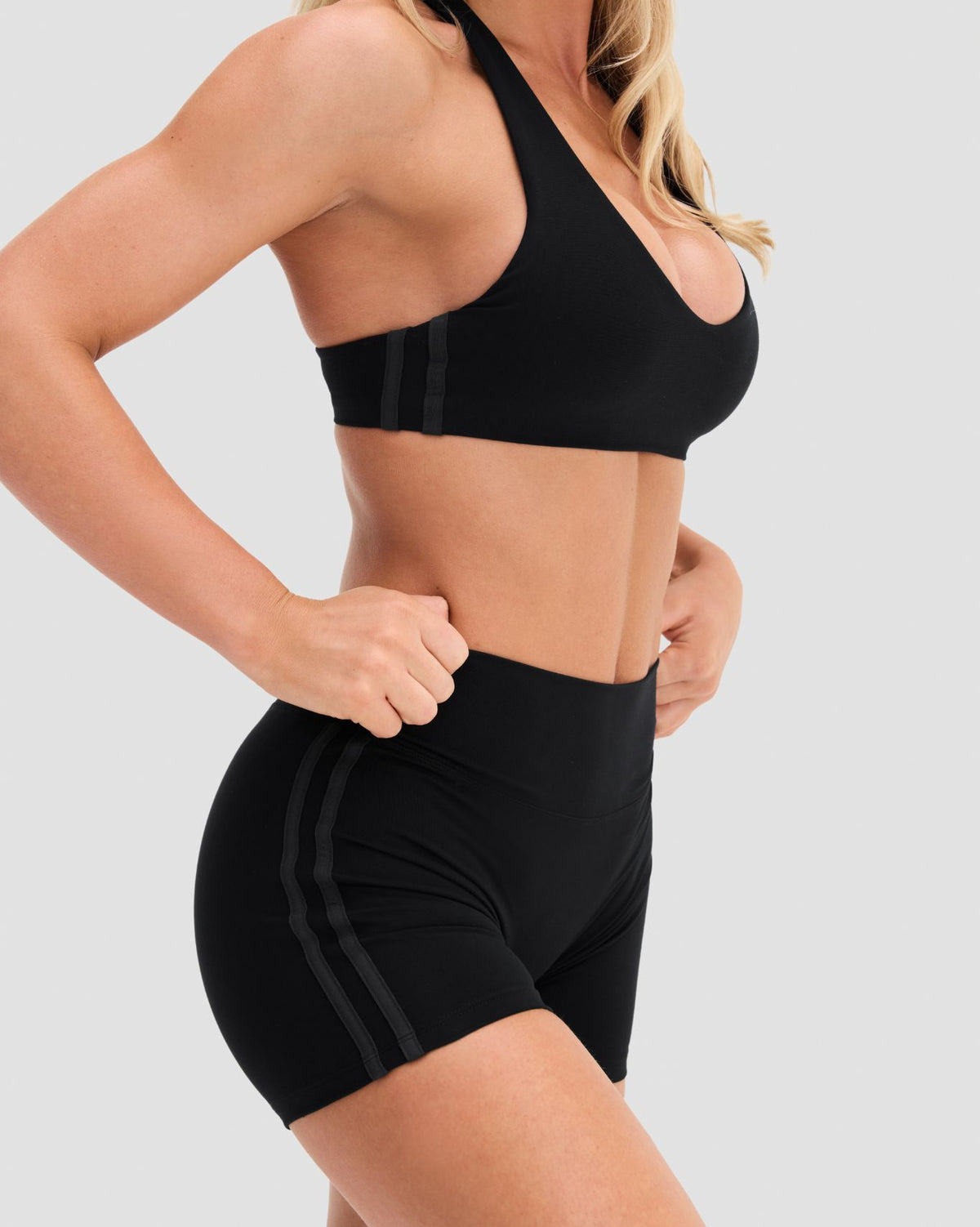 Essence Mid Waist 4" Stripe Short | Night Black