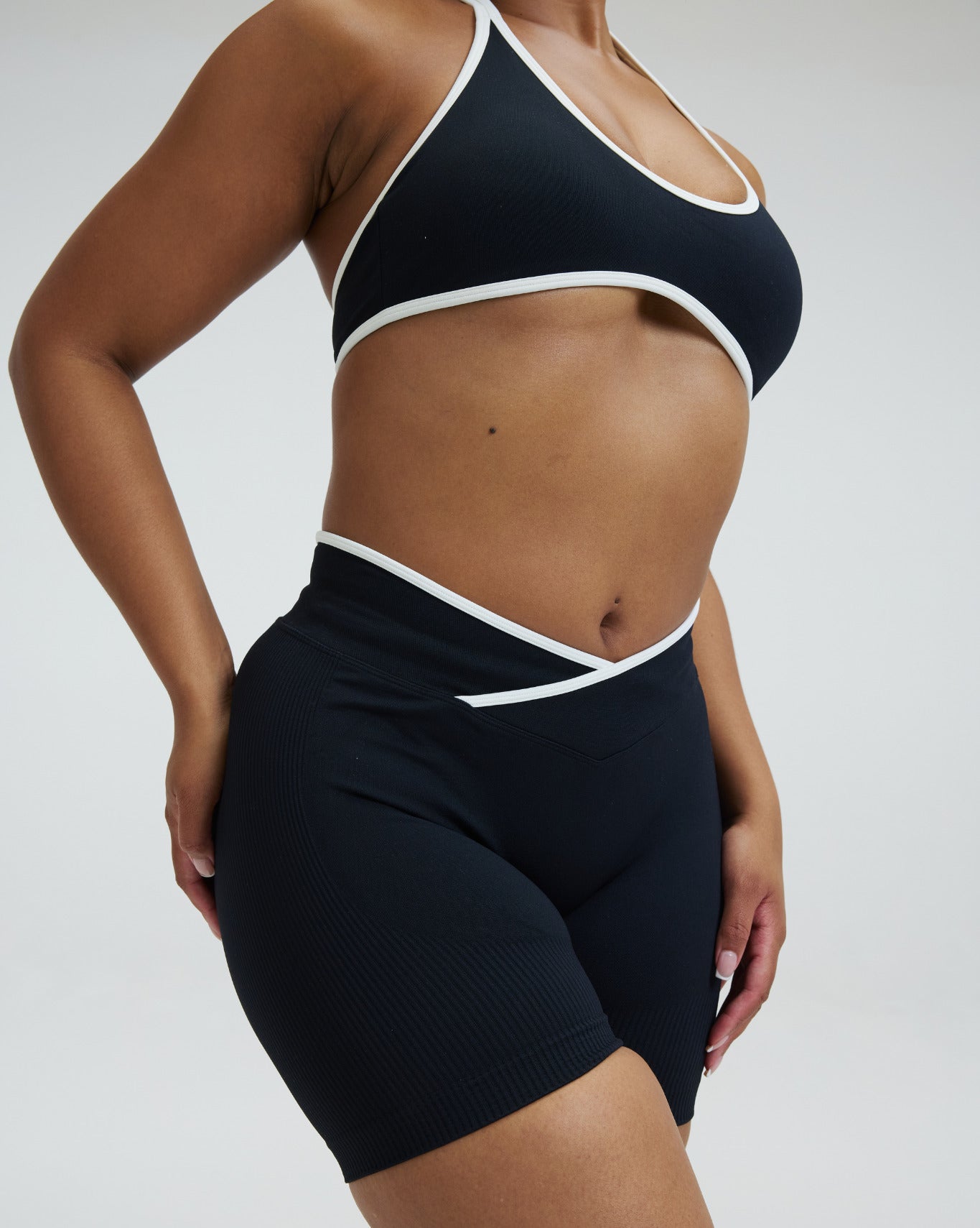 Elevate™ Outline Short Scrunch Shorts | Night Black