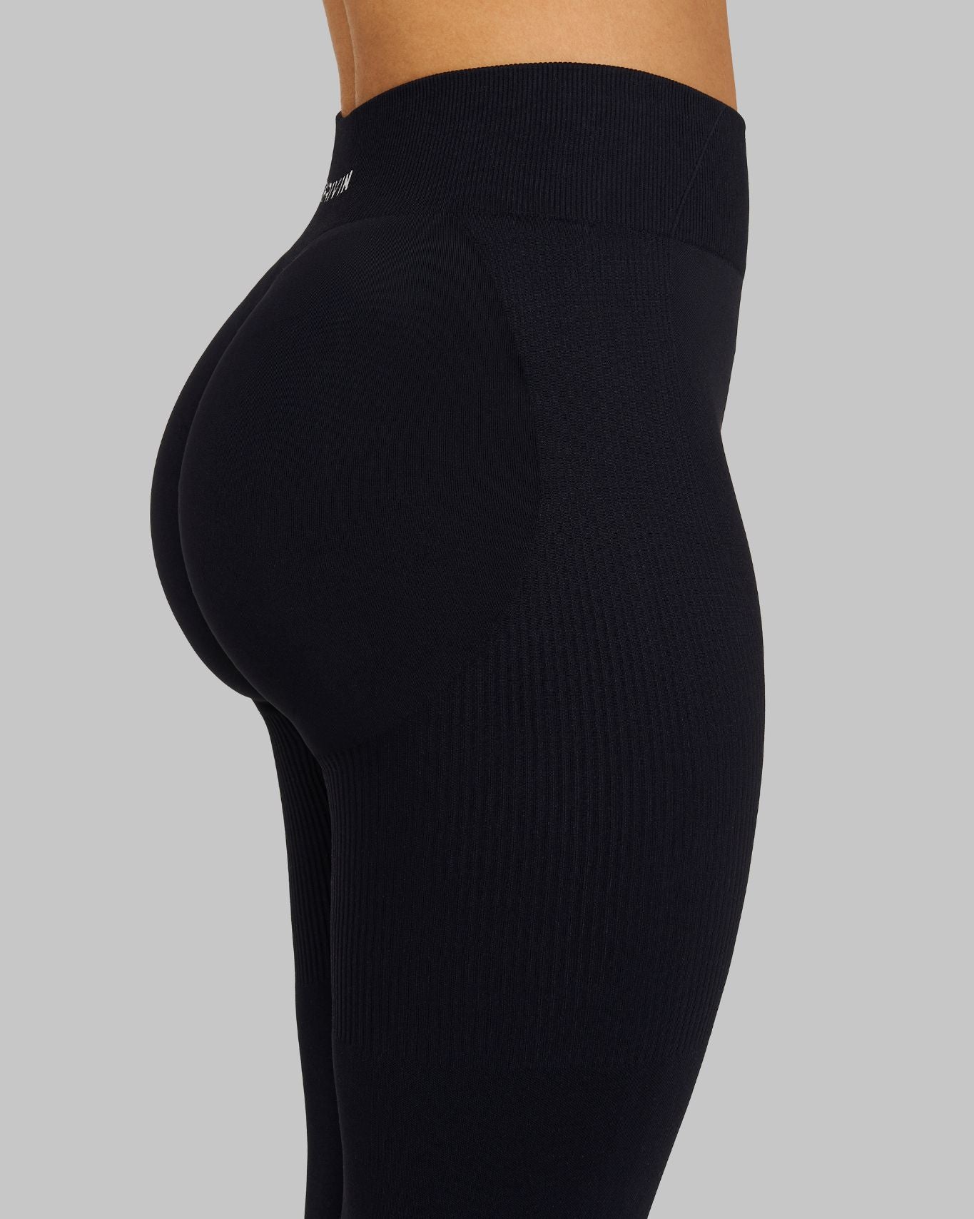 Elevate™ Leggins de Modelado de Cintura Media con Fruncido en las Piernas | Negro Noche