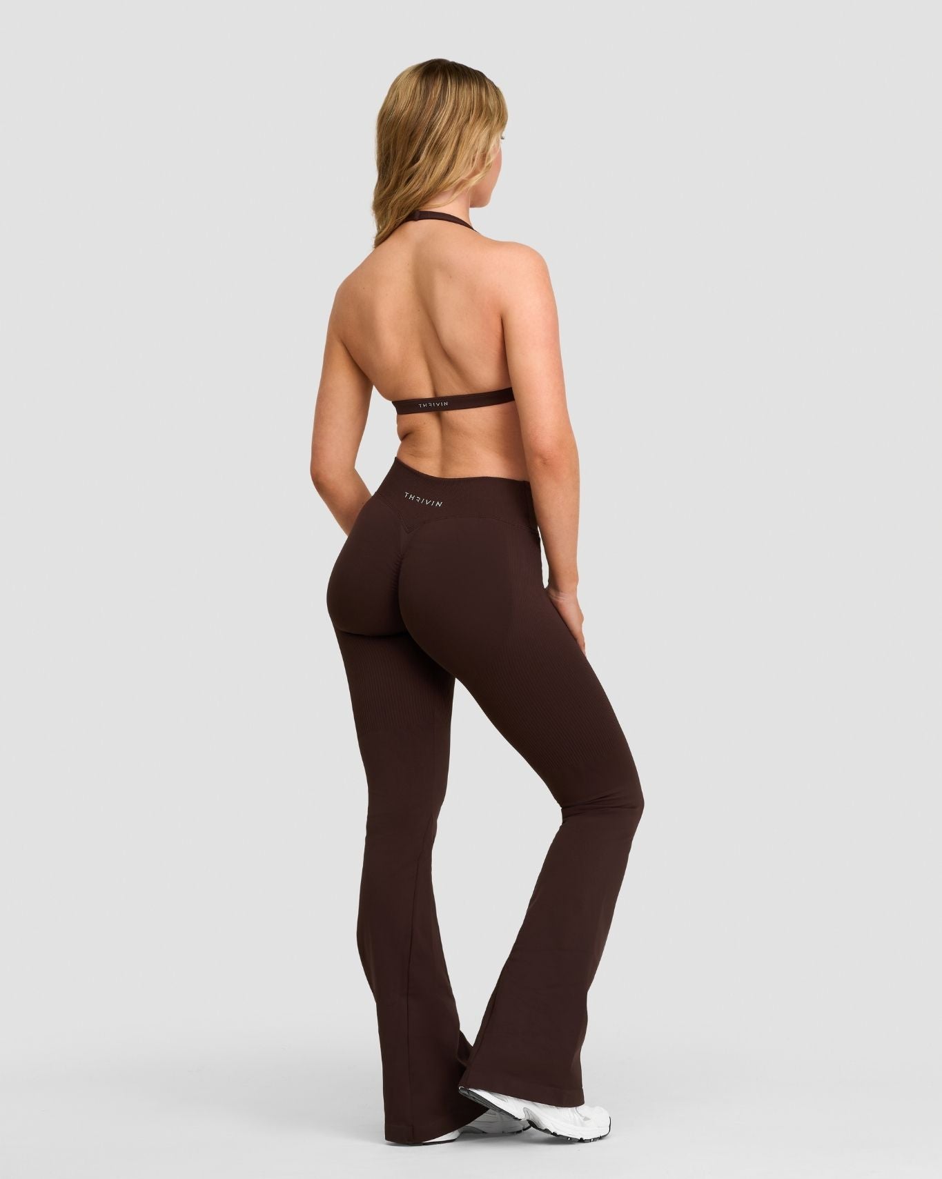 Elevate™ Cintura Media en V de modelado campana con frunce | Café