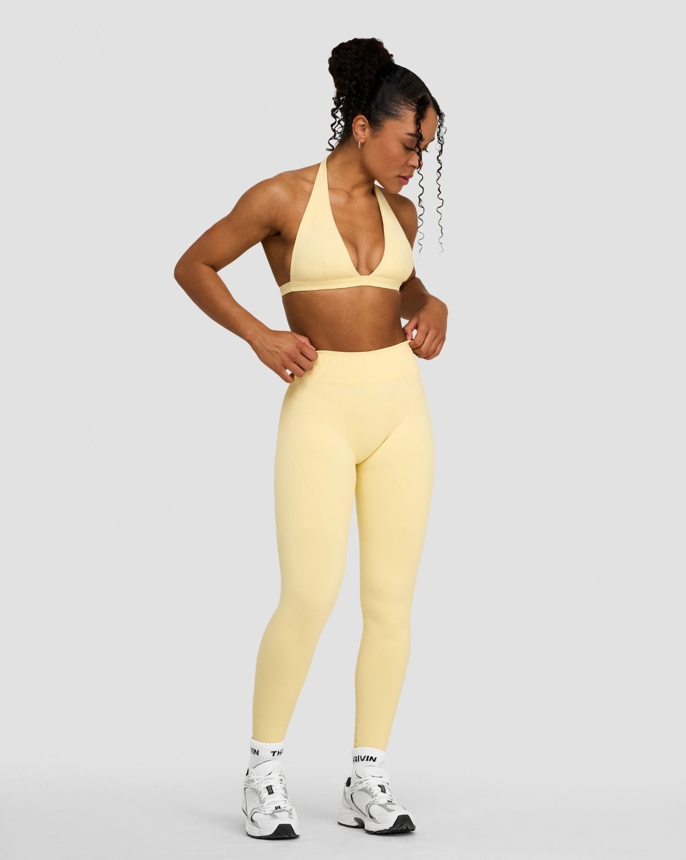 DeliciousTaylormade ブラスパウダーゴールド　マルチレイヤー Sculpting Mid Waist Scrunch Bum Leggings - Golden Butter | Thrivin