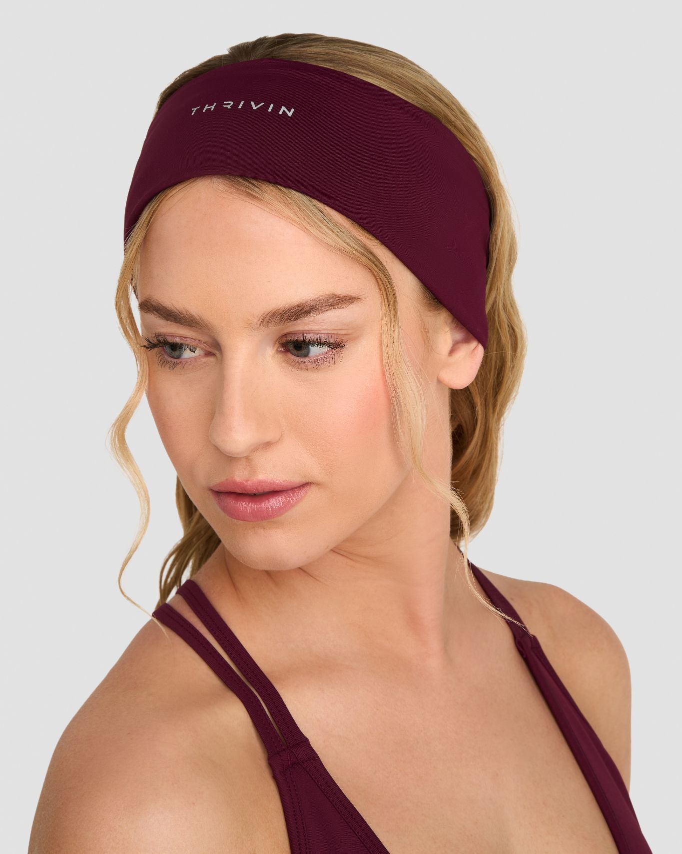La Colección Esencial Diadema con Logo de Cromo | Merlot