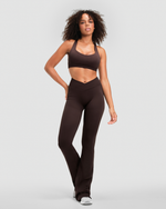 Elevate™ Leggings Moldeadoras con Cintura V Media y Pierna Acampanada | Café