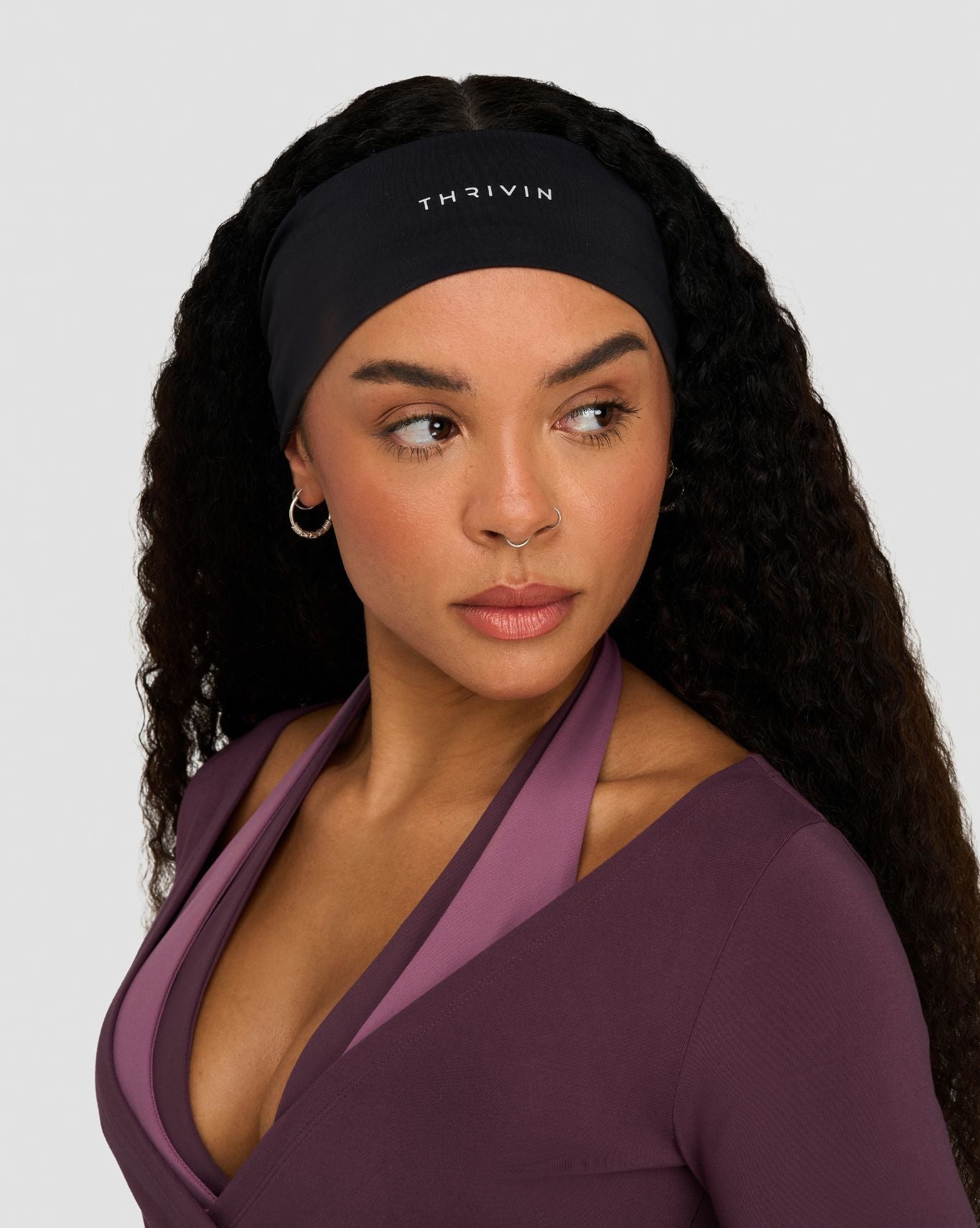 La Colección Esencial Diadema con Logotipo Cromado | Negro Noche
