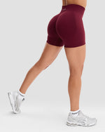 Elevate™ Cortos más cortos de cintura media modelados con efecto scrunch | Vino Tinto