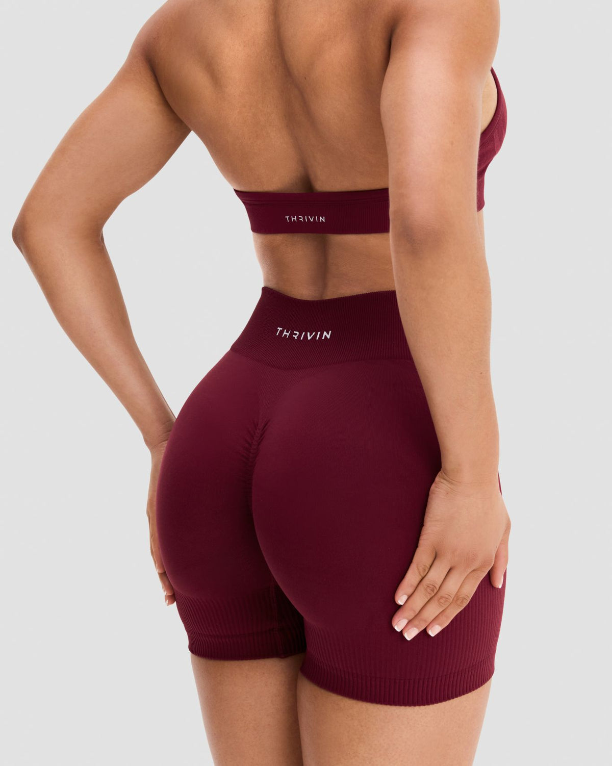 Elevate™ Cortos más cortos de cintura media modelados con efecto scrunch | Vino Tinto