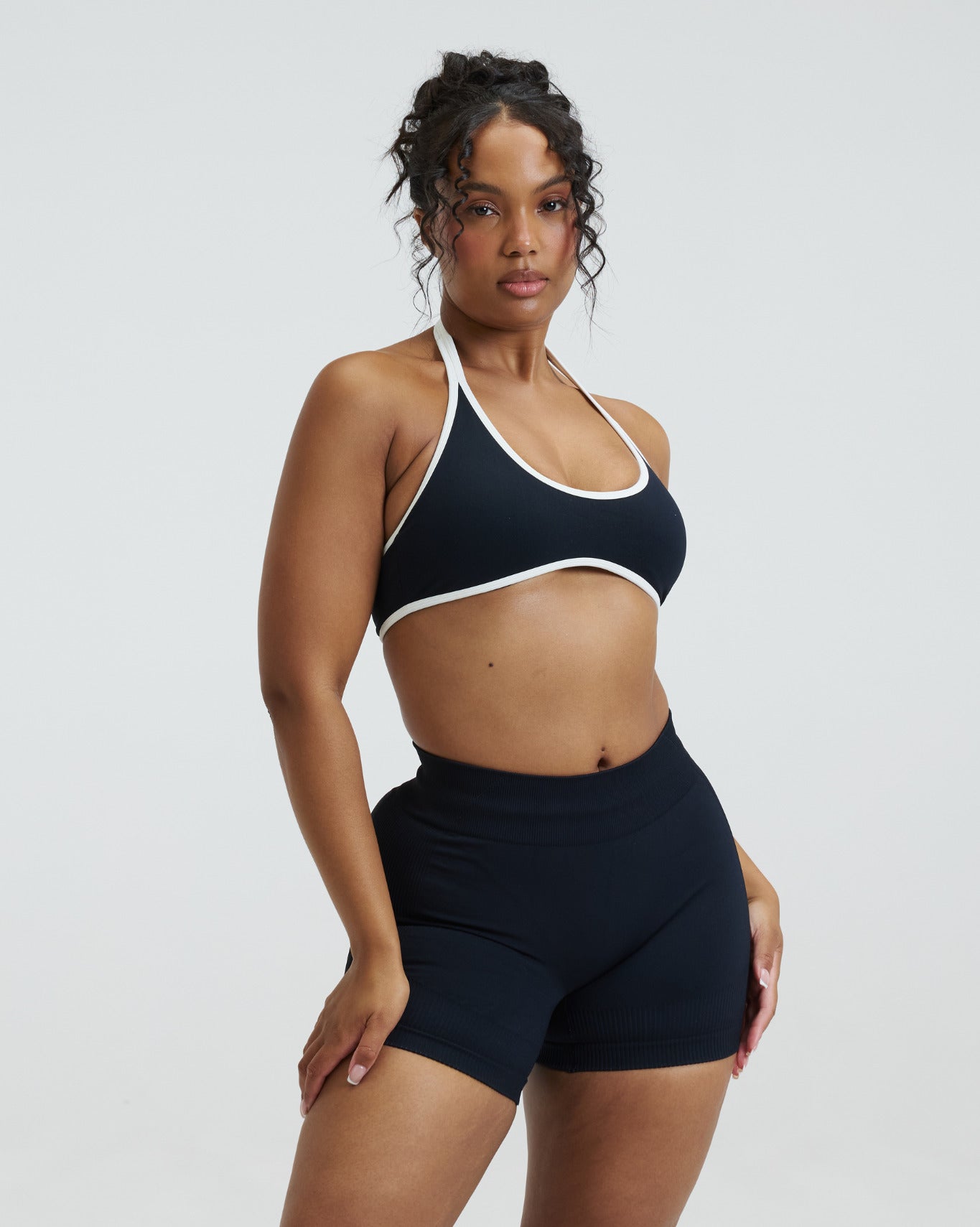 Elevate™ Shorts Modelantes de Cintura Media con Detalle Arrugado | Negro Noche
