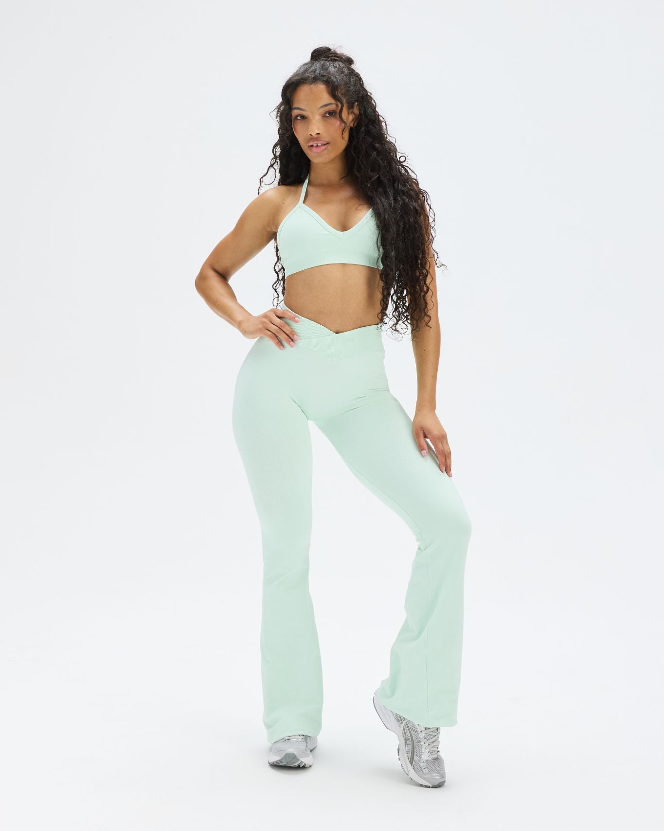 Elevate™ Sculpting Mid V-Waist Flare Leggings | Mint Julep