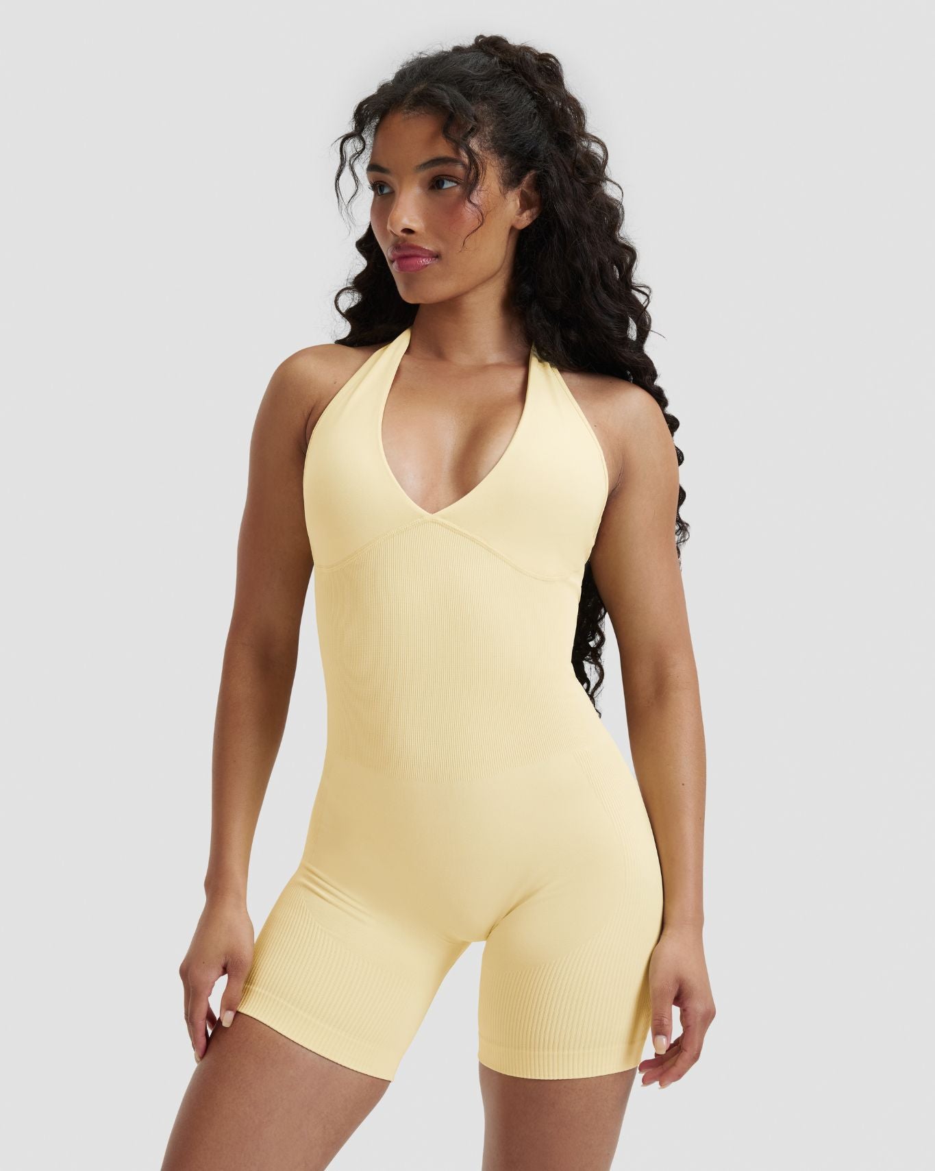 Elevate™ Moldeador Todo en Uno con Escote Halter | Mantequilla Dorada