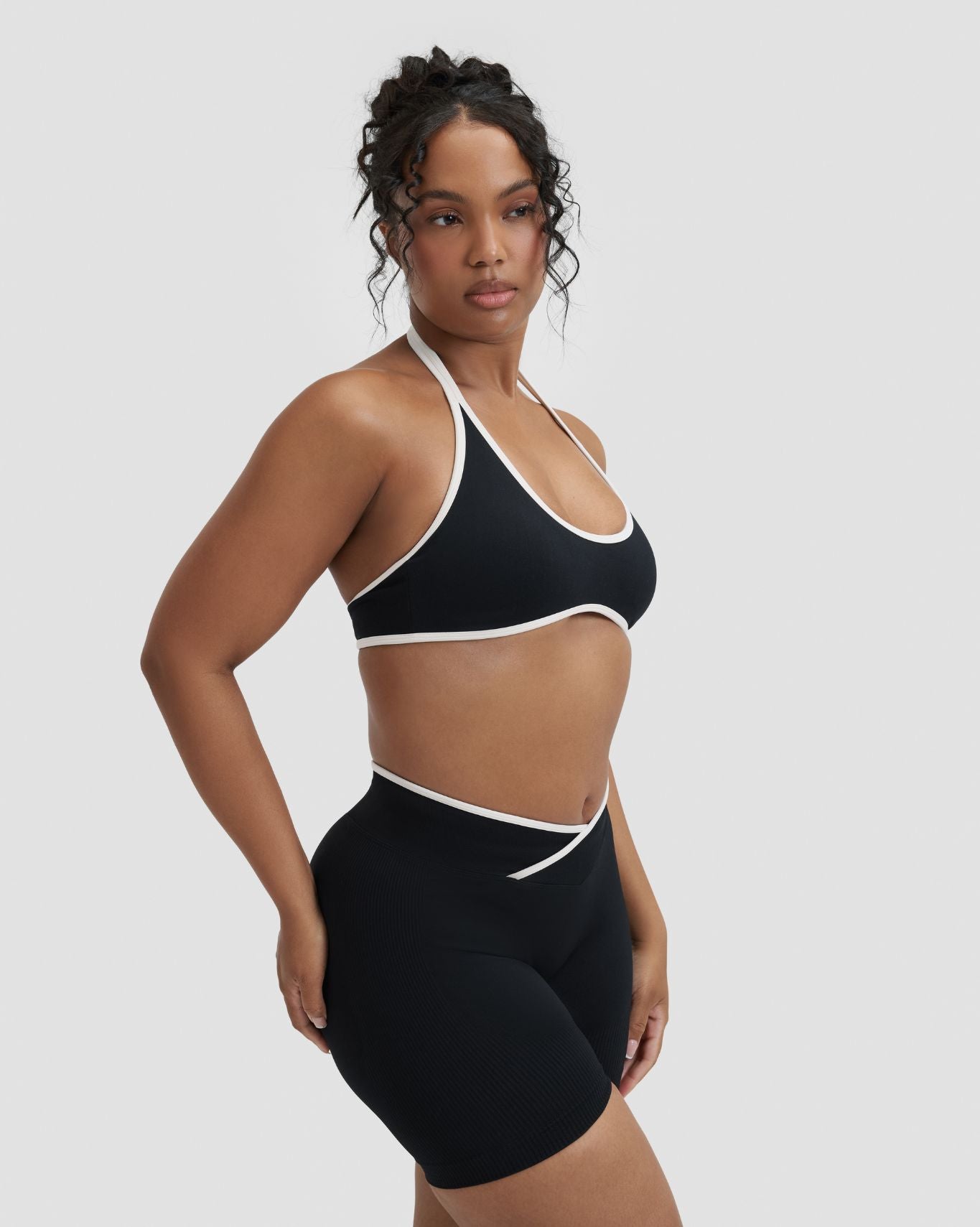 Elevate™ Outline Halterneck Bra | Night Black