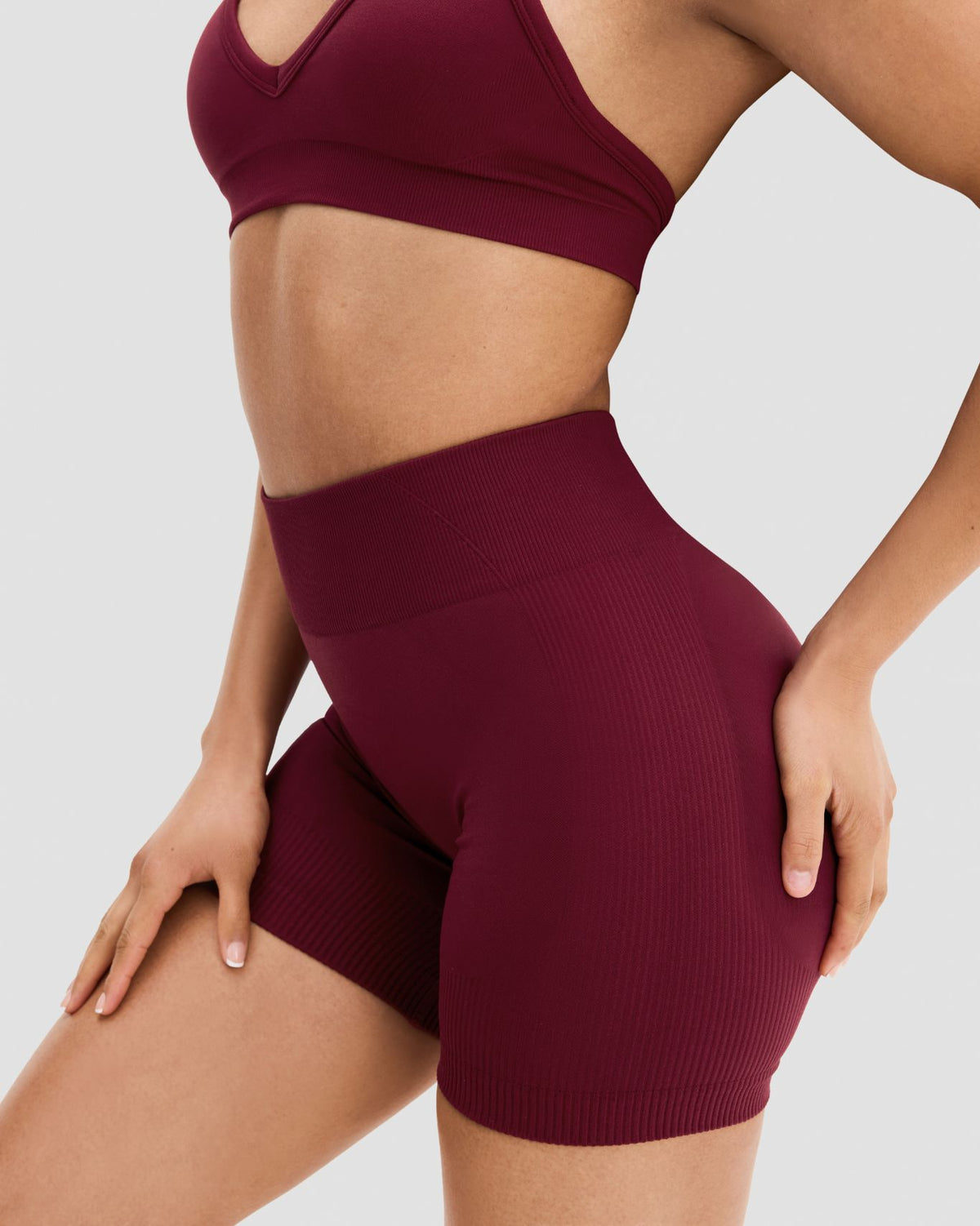 Elevate™ Cortos más cortos de cintura media modelados con efecto scrunch | Vino Tinto