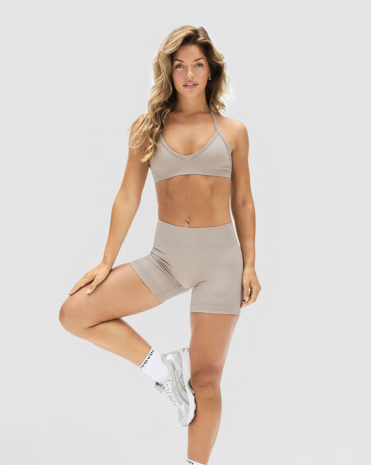 Elevate™ Shorts esculpidores de cintura media con fruncido más cortos | Latte