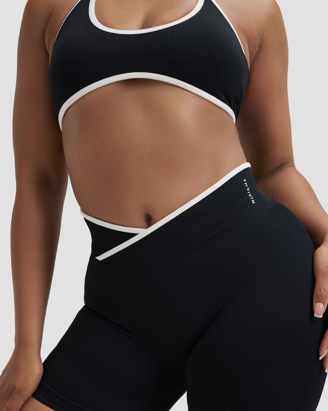 Elevate™ Outline Short Scrunch Shorts | Night Black