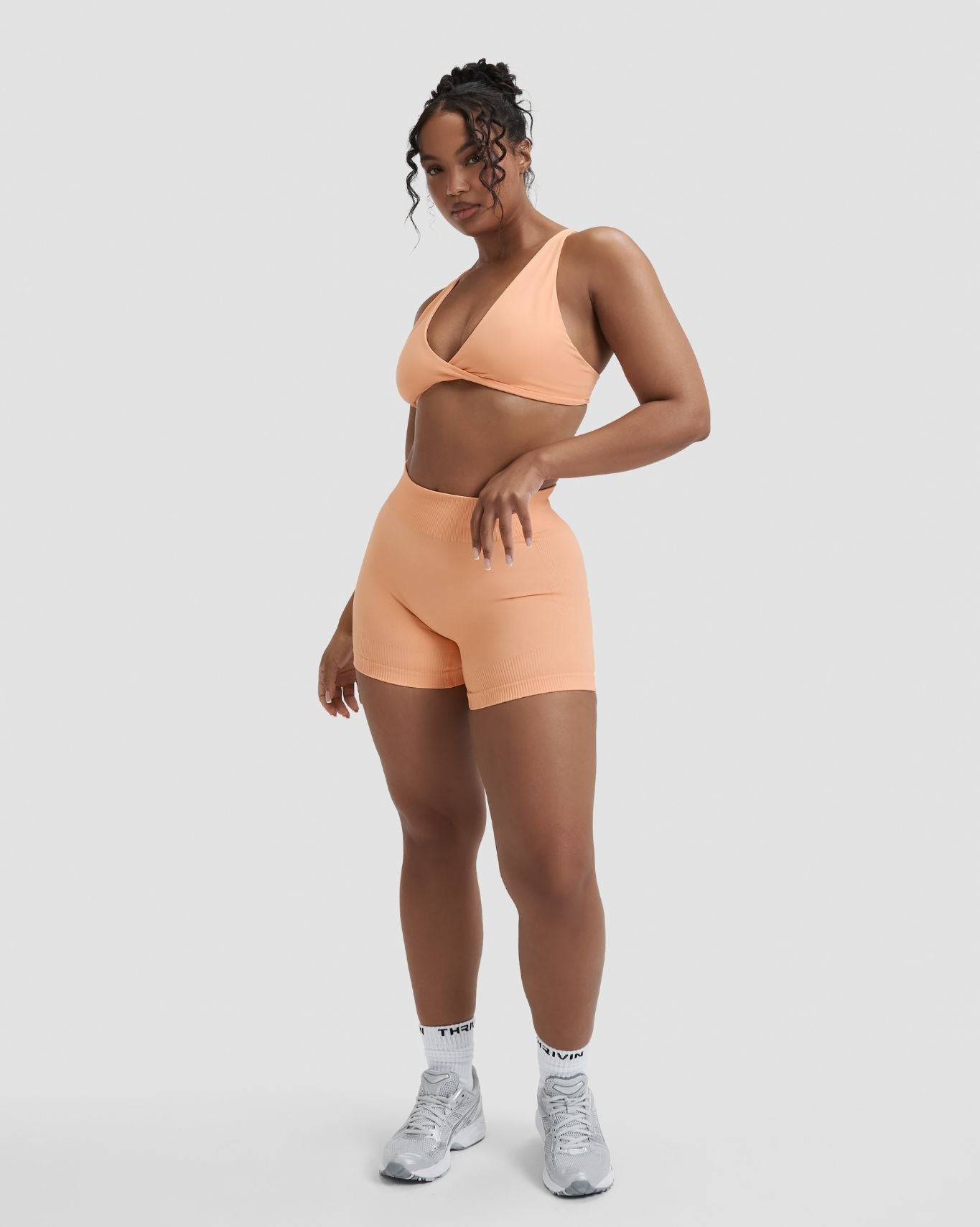 Elevate™ Pantalones Cortos Más Cortos Modeladores a Media Cintura con Detalle de Fruncido | Melón