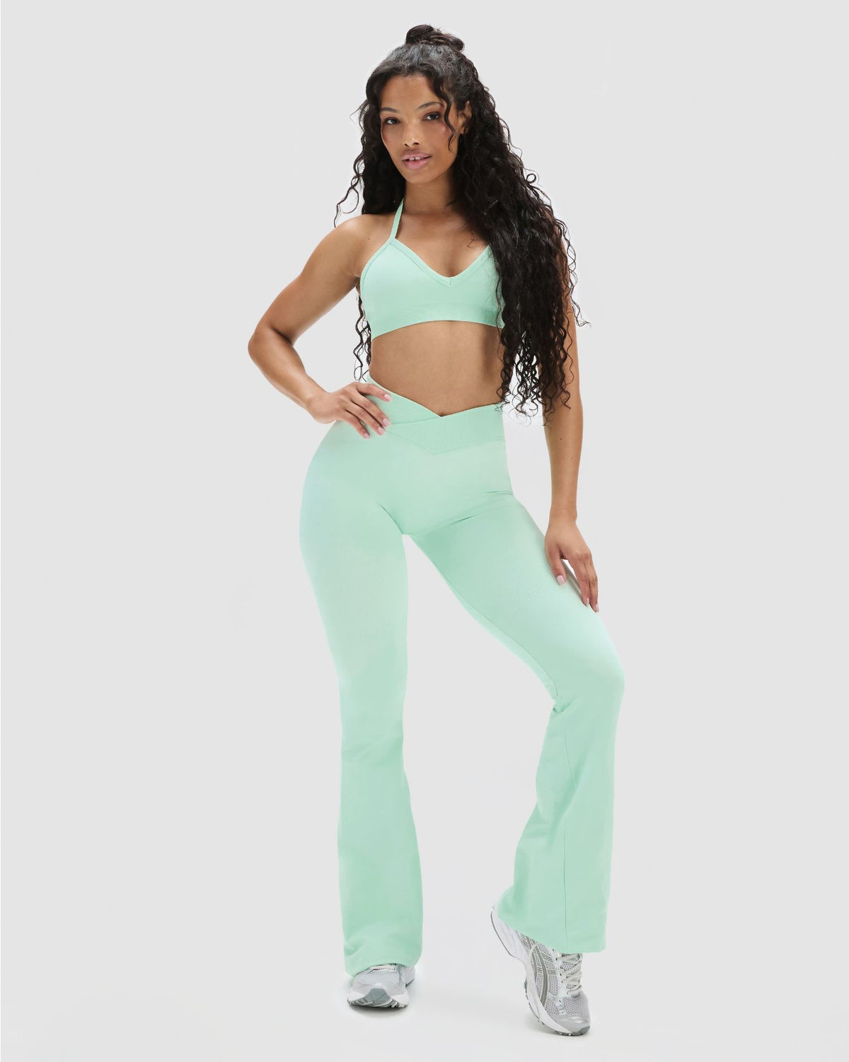 Elevate™ Sculpting Mid V-Waist Flare Leggings | Mint Julep