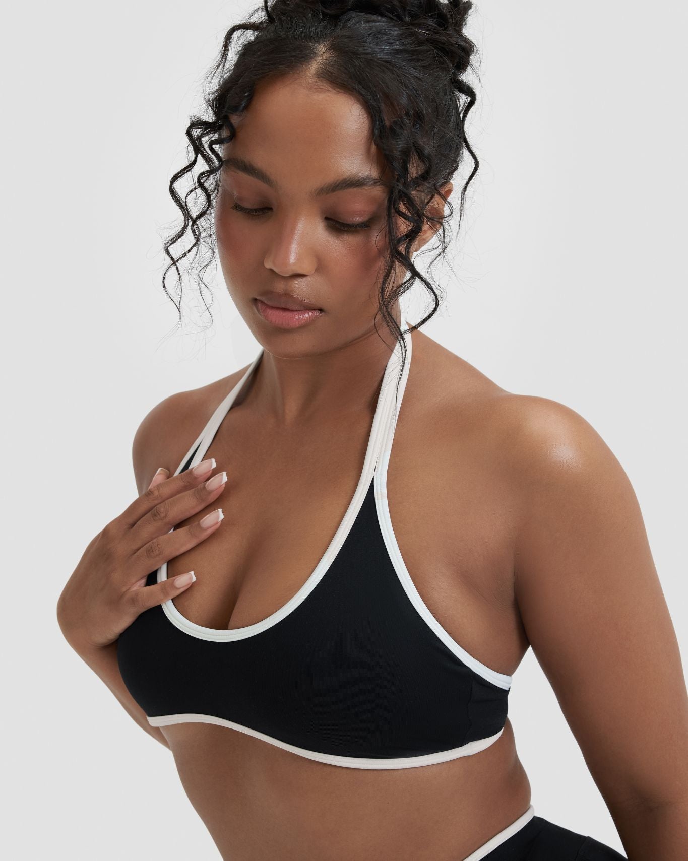 Elevate™ Outline Halterneck Bra | Night Black