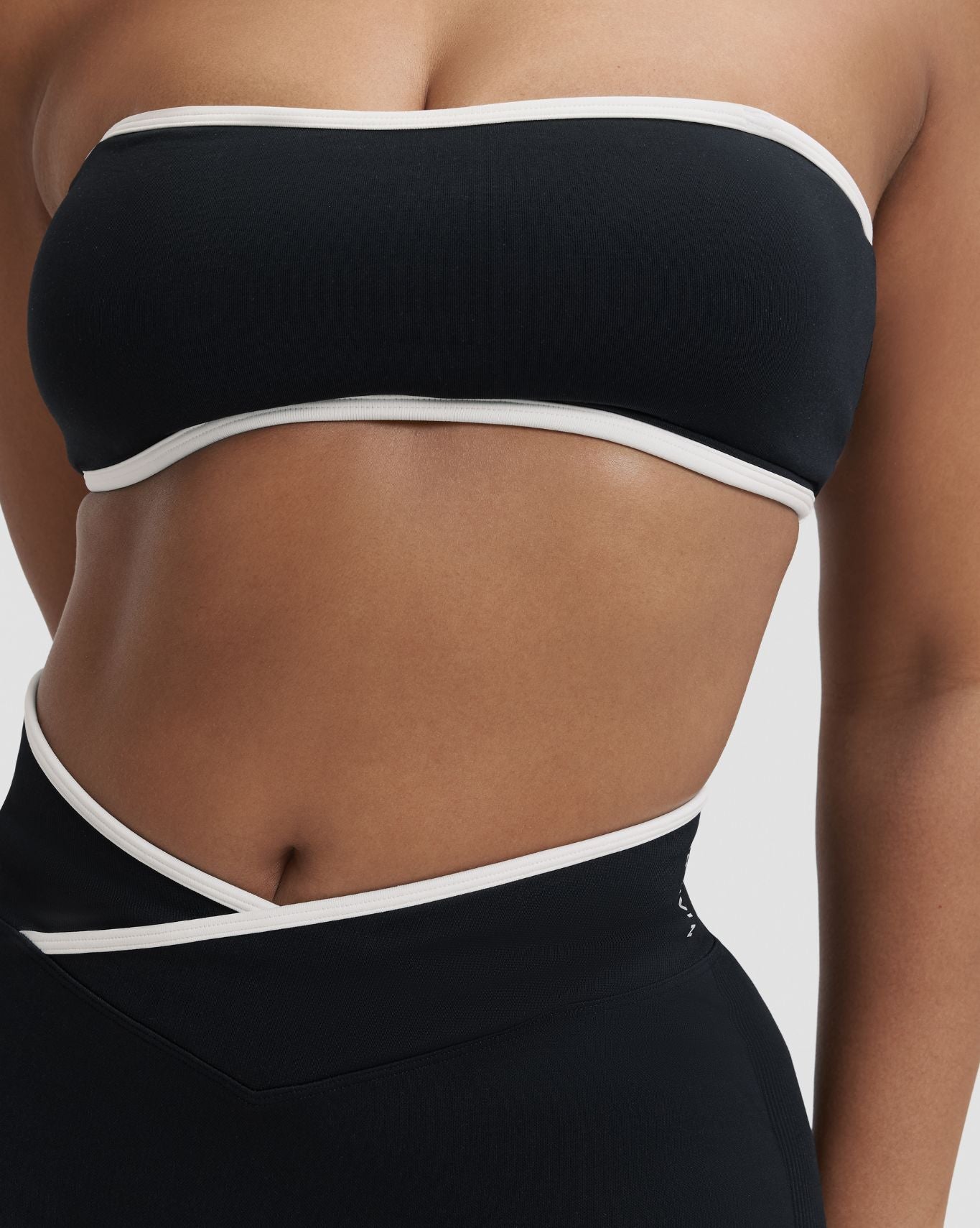 Elevate™ Outline Bandeau Bra | Night Black