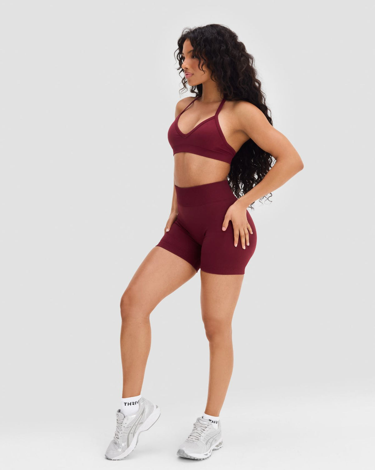 Elevate™ Cortos más cortos de cintura media modelados con efecto scrunch | Vino Tinto
