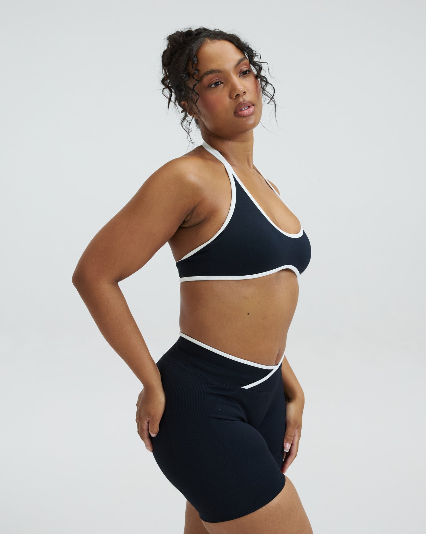 Elevate™ Outline Halterneck Bra | Night Black