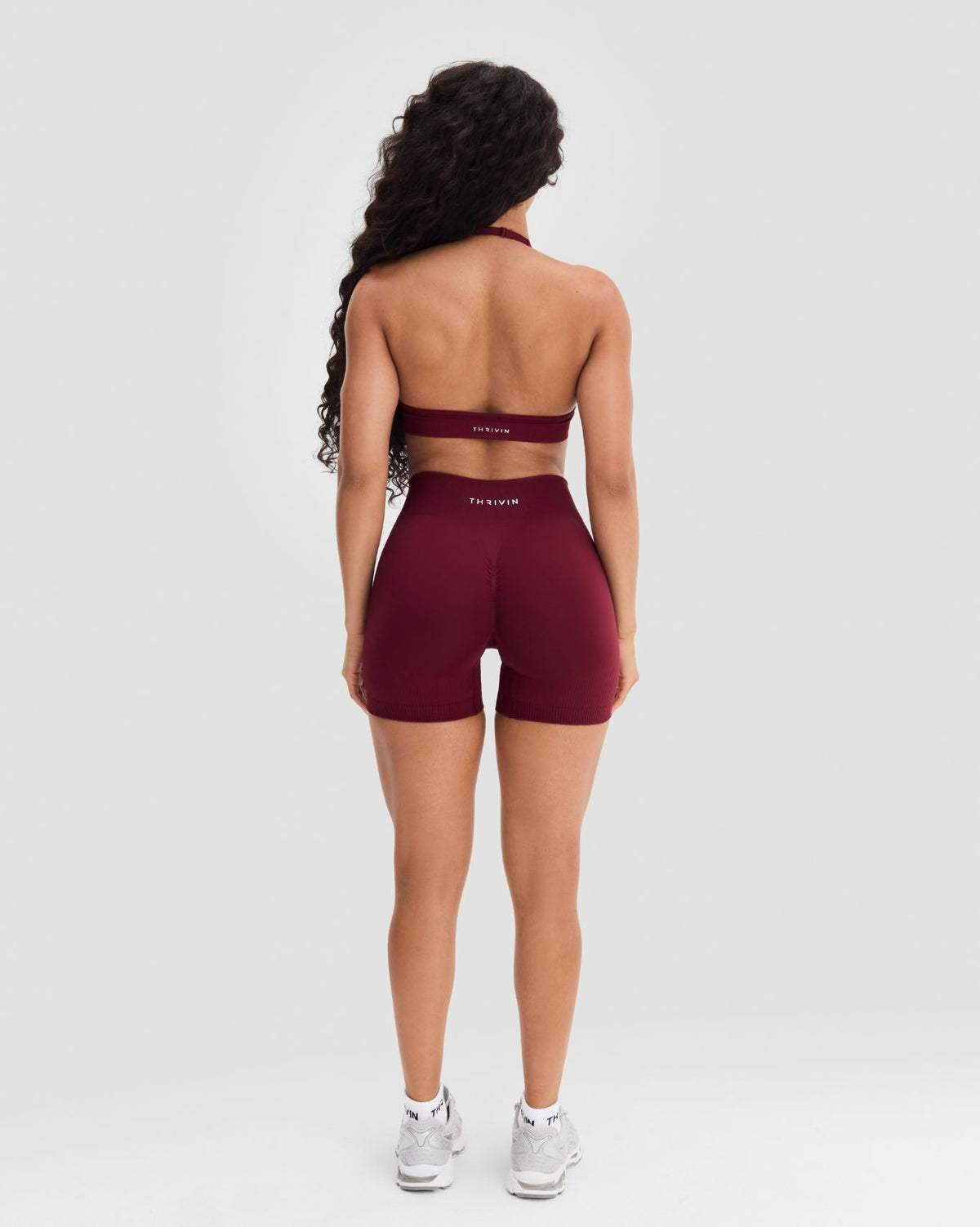 Elevate™ Cortos más cortos de cintura media modelados con efecto scrunch | Vino Tinto